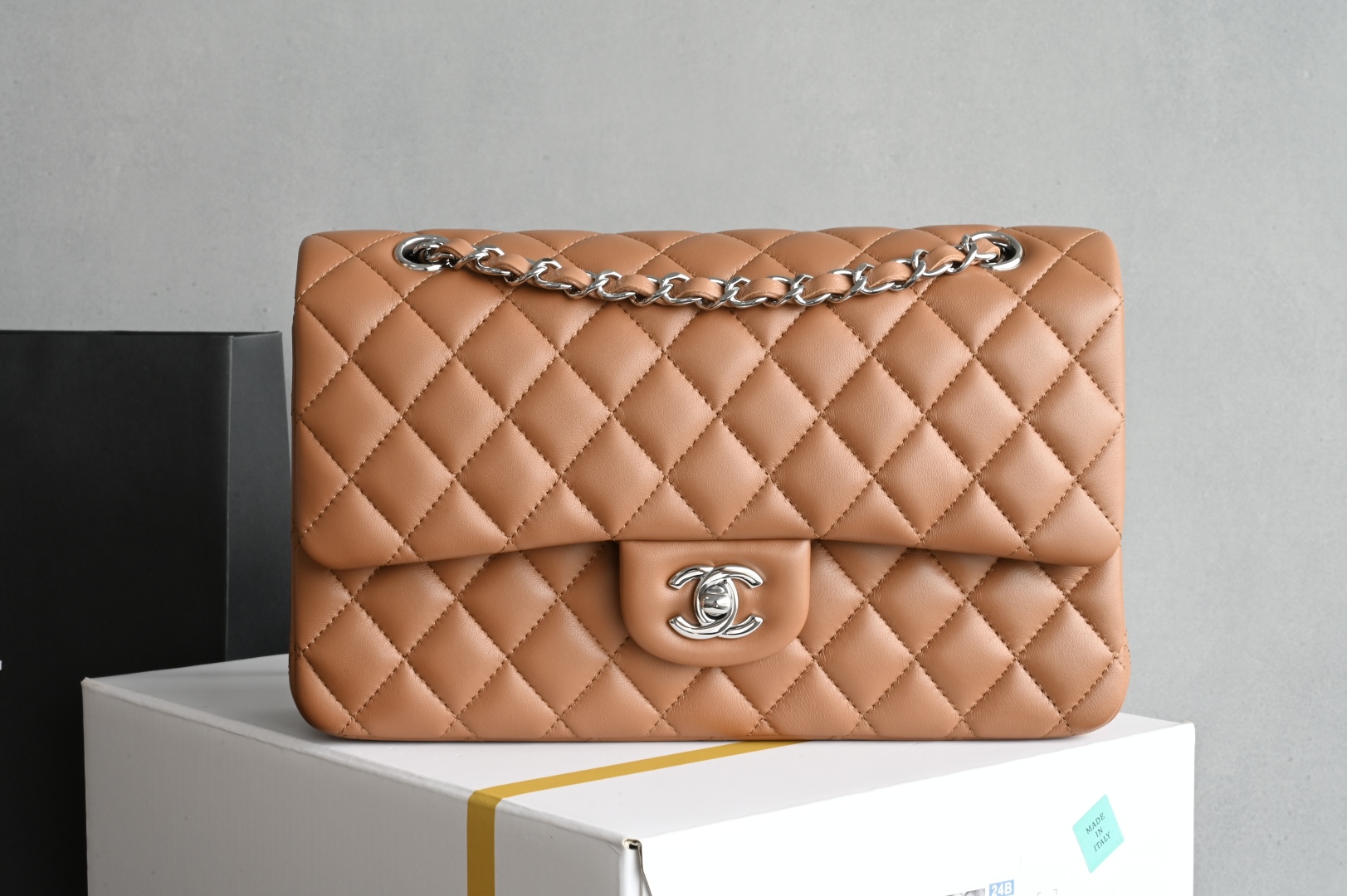 白金版▪️正品级 包装如图全新发售‼️全新版𝙲𝙵系列专柜售价𝟾𝟺𝟸𝟻𝟶购入开发➠𝙲𝚕𝚊𝚜𝚜𝚒𝚌 𝙵𝚕𝚊𝚙