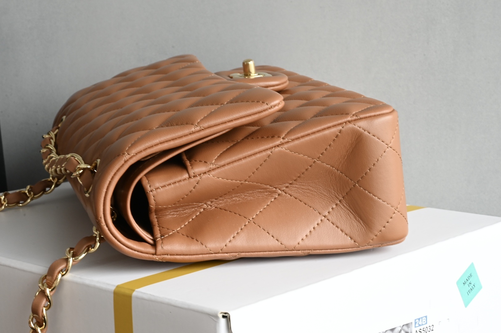 白金版▪️正品级 包装如图全新发售‼️全新版𝙲𝙵系列专柜售价𝟾𝟺𝟸𝟻𝟶购入开发➠𝙲𝚕𝚊𝚜𝚜𝚒𝚌 𝙵𝚕𝚊𝚙