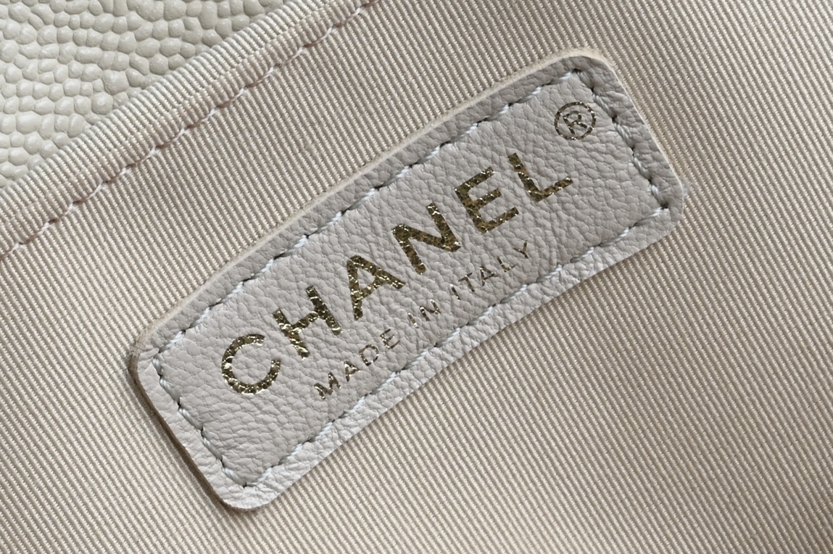 白金版▪️正品级 包装如图𝗖𝗵𝗮𝗻𝗲𝟭 𝟐𝟓𝐏 全新升级版🍀双口袋青蛙🐸复古背包 浅杏 中号专柜售价𝟦𝟫