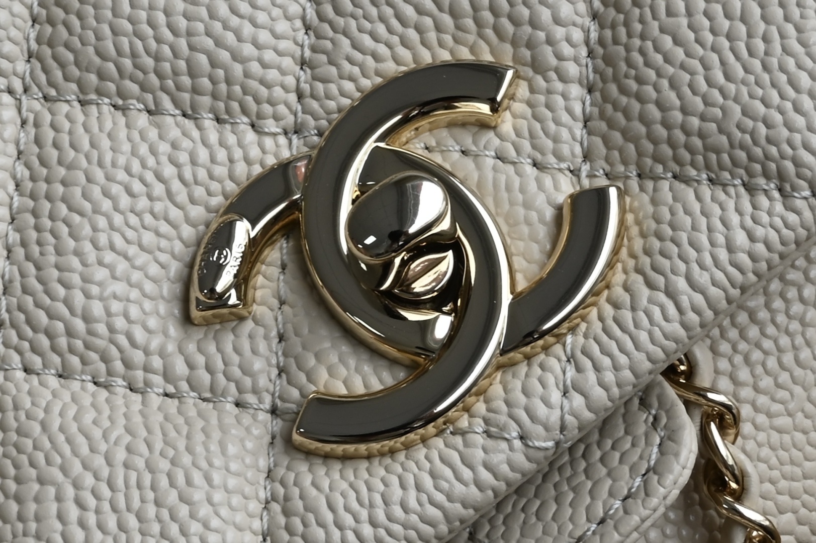 白金版▪️正品级 包装如图𝗖𝗵𝗮𝗻𝗲𝟭 𝟐𝟓𝐏 全新升级版🍀双口袋青蛙🐸复古背包 浅杏 中号专柜售价𝟦𝟫