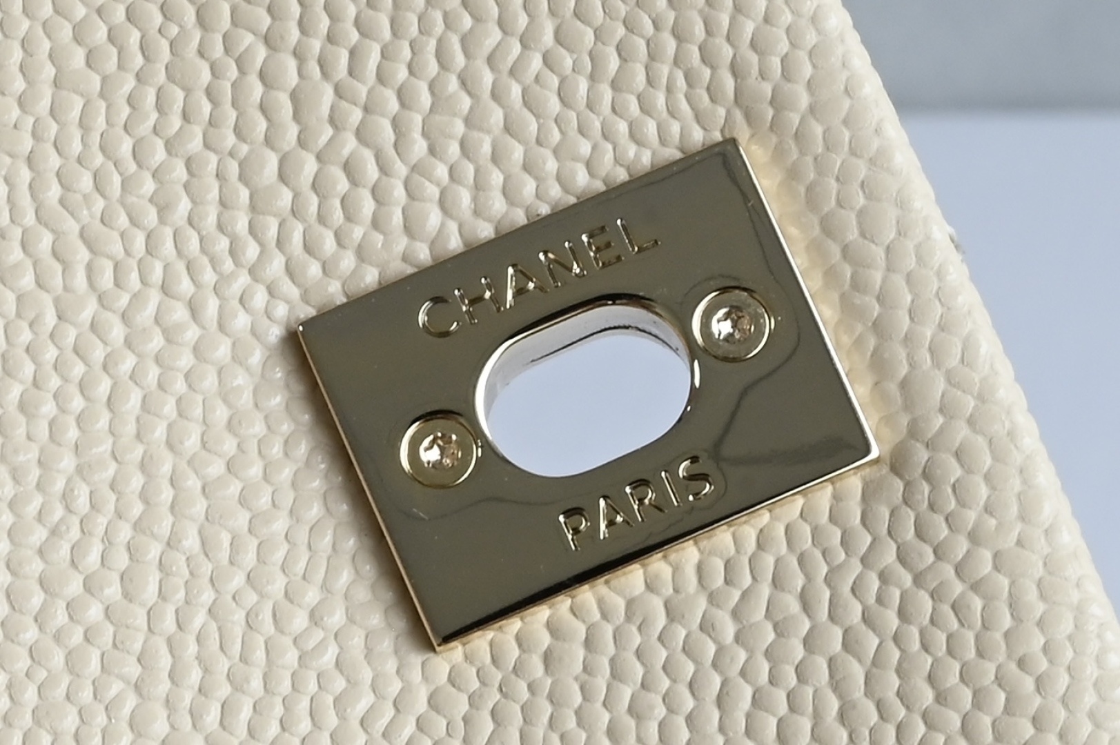 白金版▪️正品级 包装如图𝗖𝗵𝗮𝗻𝗲𝟭 𝟐𝟓𝐏 全新升级版🍀双口袋青蛙🐸复古背包 浅杏 中号专柜售价𝟦𝟫