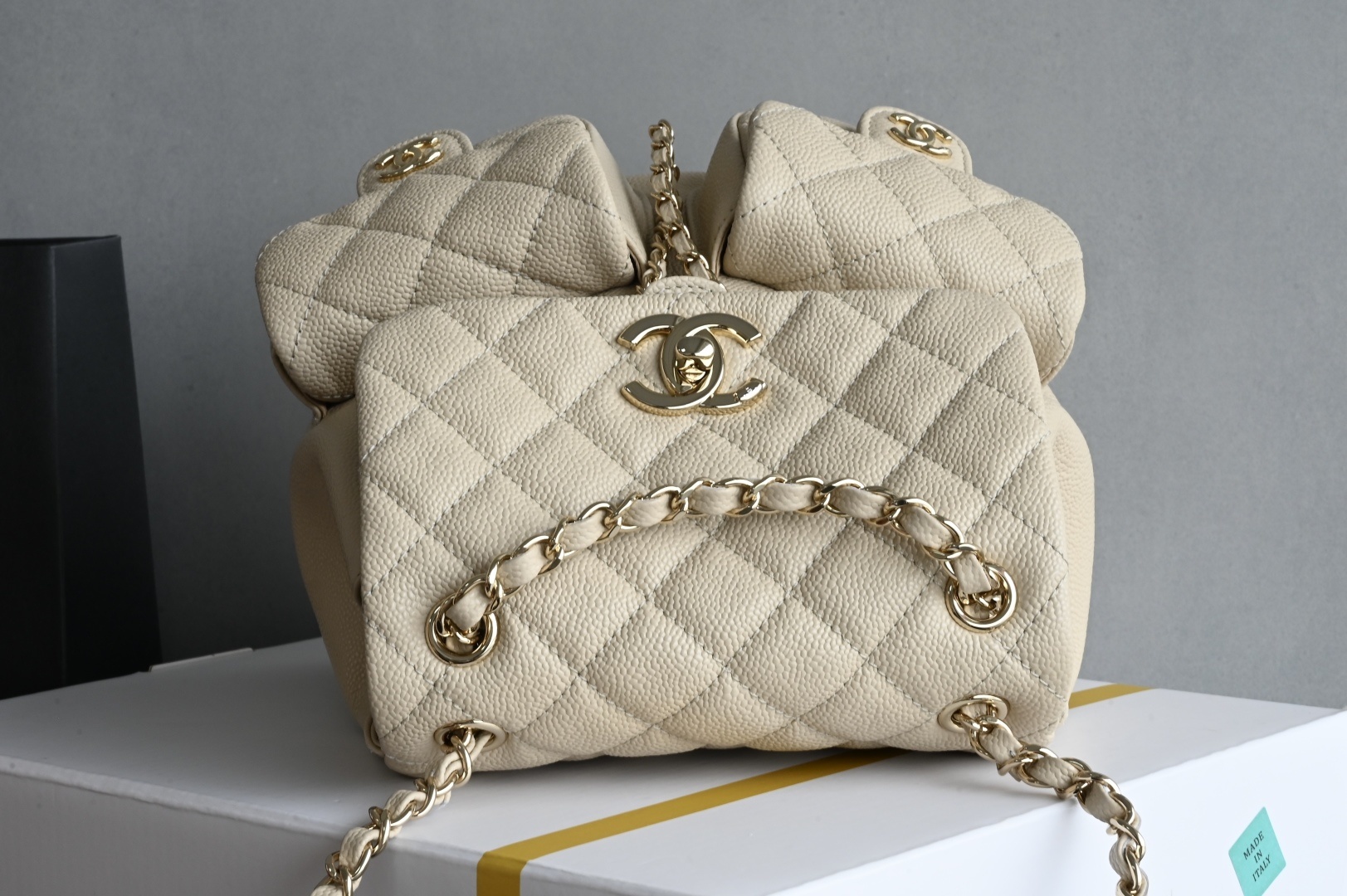 白金版▪️正品级 包装如图𝗖𝗵𝗮𝗻𝗲𝟭 𝟐𝟓𝐏 全新升级版🍀双口袋青蛙🐸复古背包 浅杏 中号专柜售价𝟦𝟫