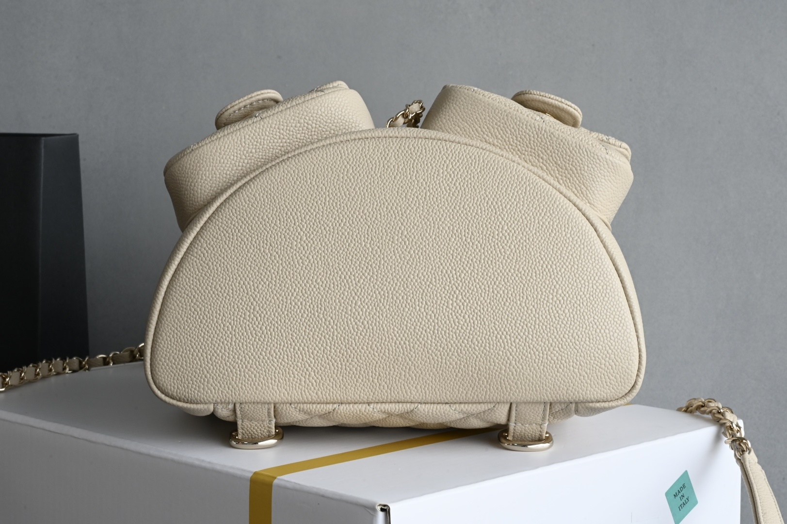 白金版▪️正品级 包装如图𝗖𝗵𝗮𝗻𝗲𝟭 𝟐𝟓𝐏 全新升级版🍀双口袋青蛙🐸复古背包 浅杏 中号专柜售价𝟦𝟫