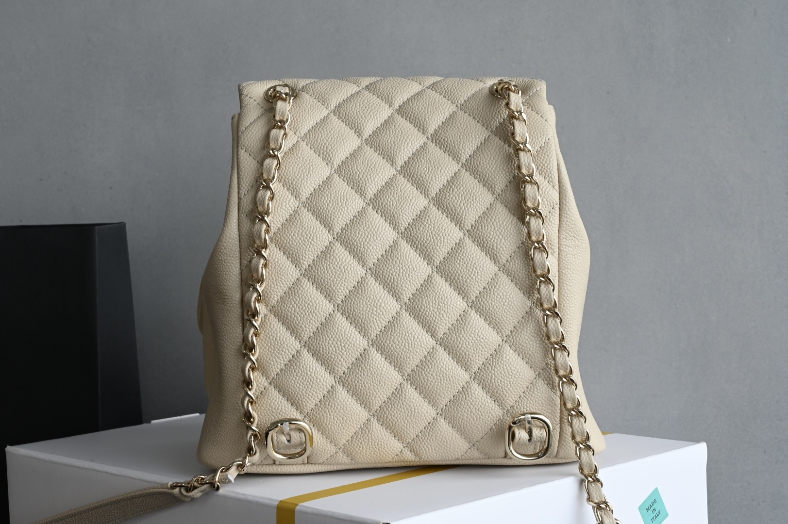 白金版▪️正品级 包装如图𝗖𝗵𝗮𝗻𝗲𝟭 𝟐𝟓𝐏 全新升级版🍀双口袋青蛙🐸复古背包 浅杏 中号专柜售价𝟦𝟫