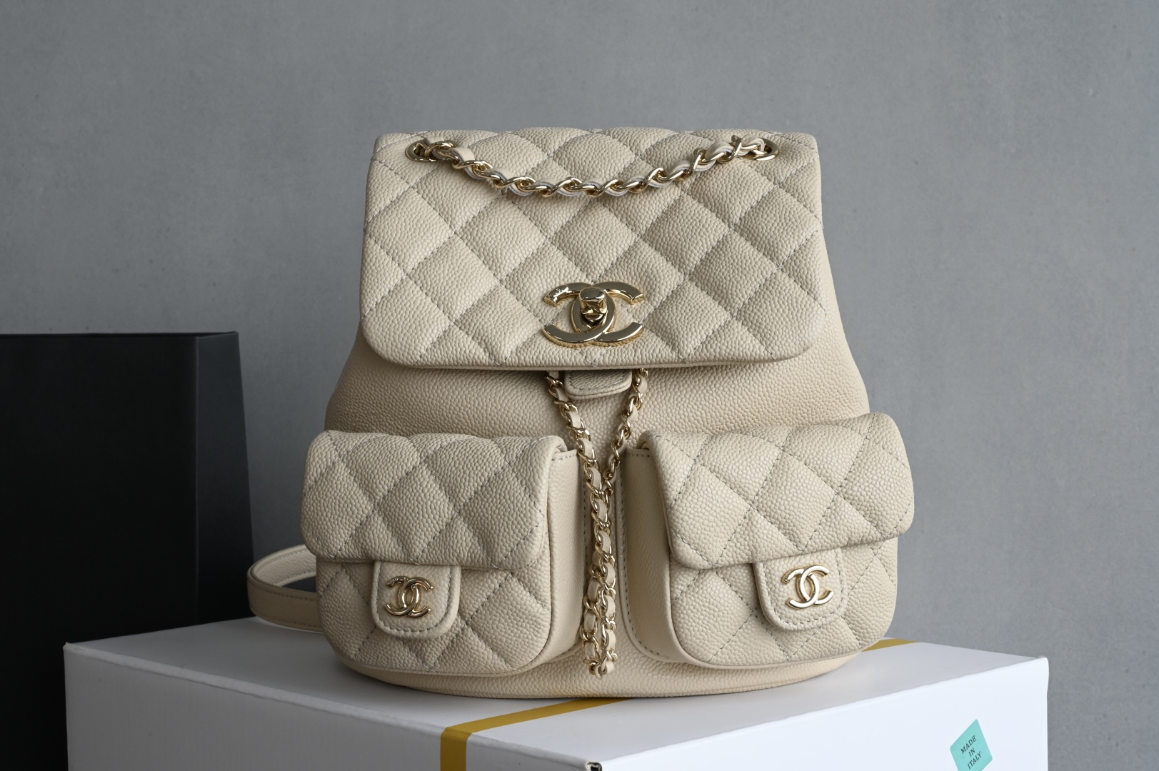 白金版▪️正品级 包装如图𝗖𝗵𝗮𝗻𝗲𝟭 𝟐𝟓𝐏 全新升级版🍀双口袋青蛙🐸复古背包 浅杏 中号专柜售价𝟦𝟫