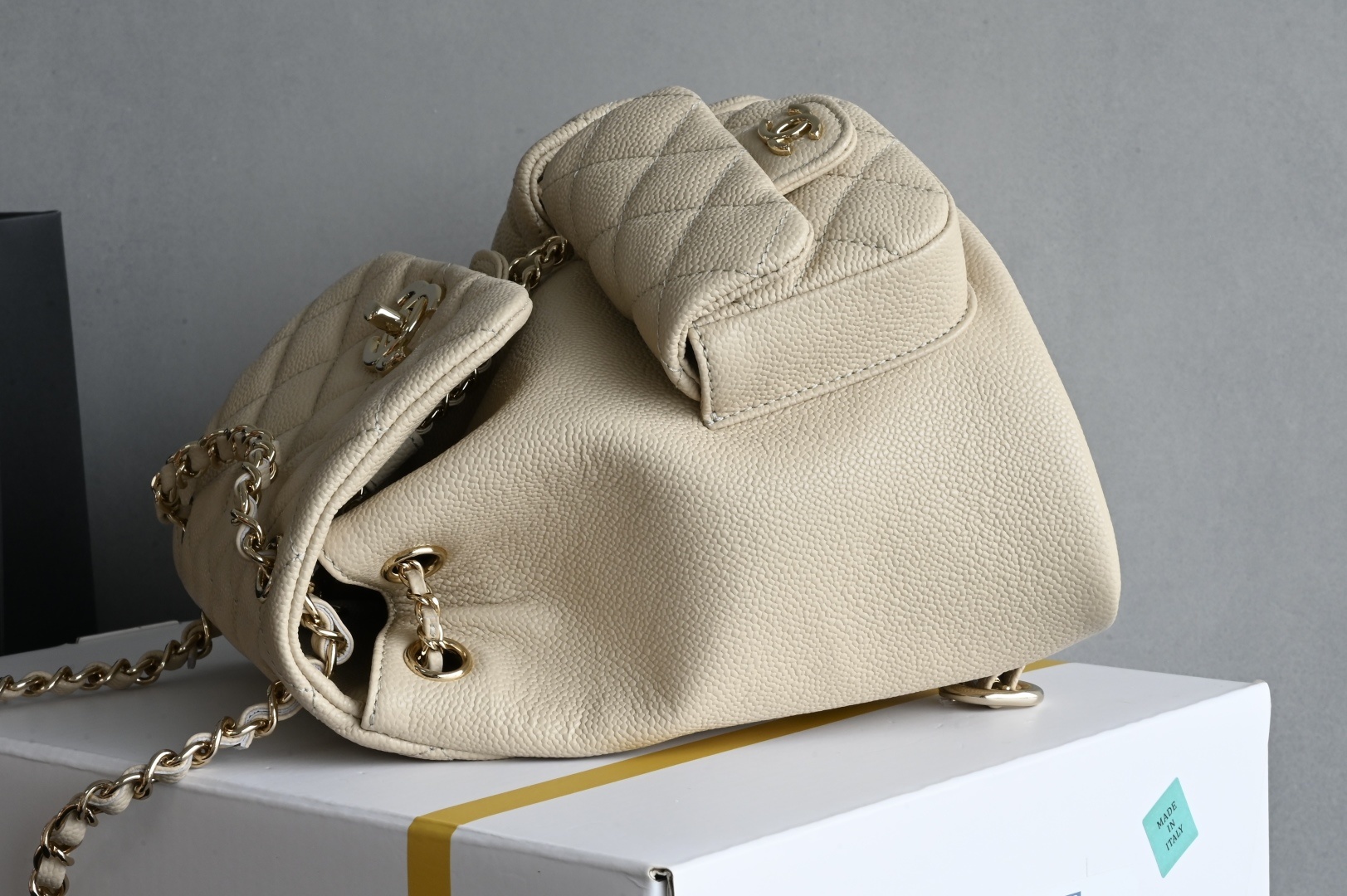 白金版▪️正品级 包装如图𝗖𝗵𝗮𝗻𝗲𝟭 𝟐𝟓𝐏 全新升级版🍀双口袋青蛙🐸复古背包 浅杏 中号专柜售价𝟦𝟫