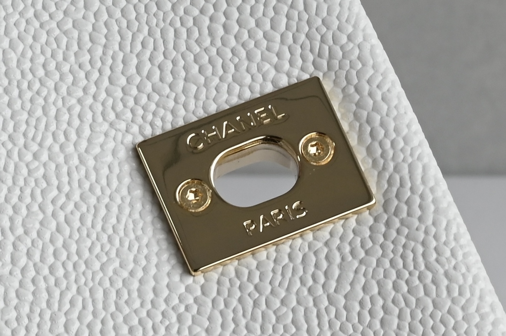 白金版▪️正品级 包装如图𝗖𝗵𝗮𝗻𝗲𝟭 𝟐𝟓𝐏 全新升级版🍀双口袋青蛙🐸复古背包 浅灰 中号专柜售价𝟦𝟫