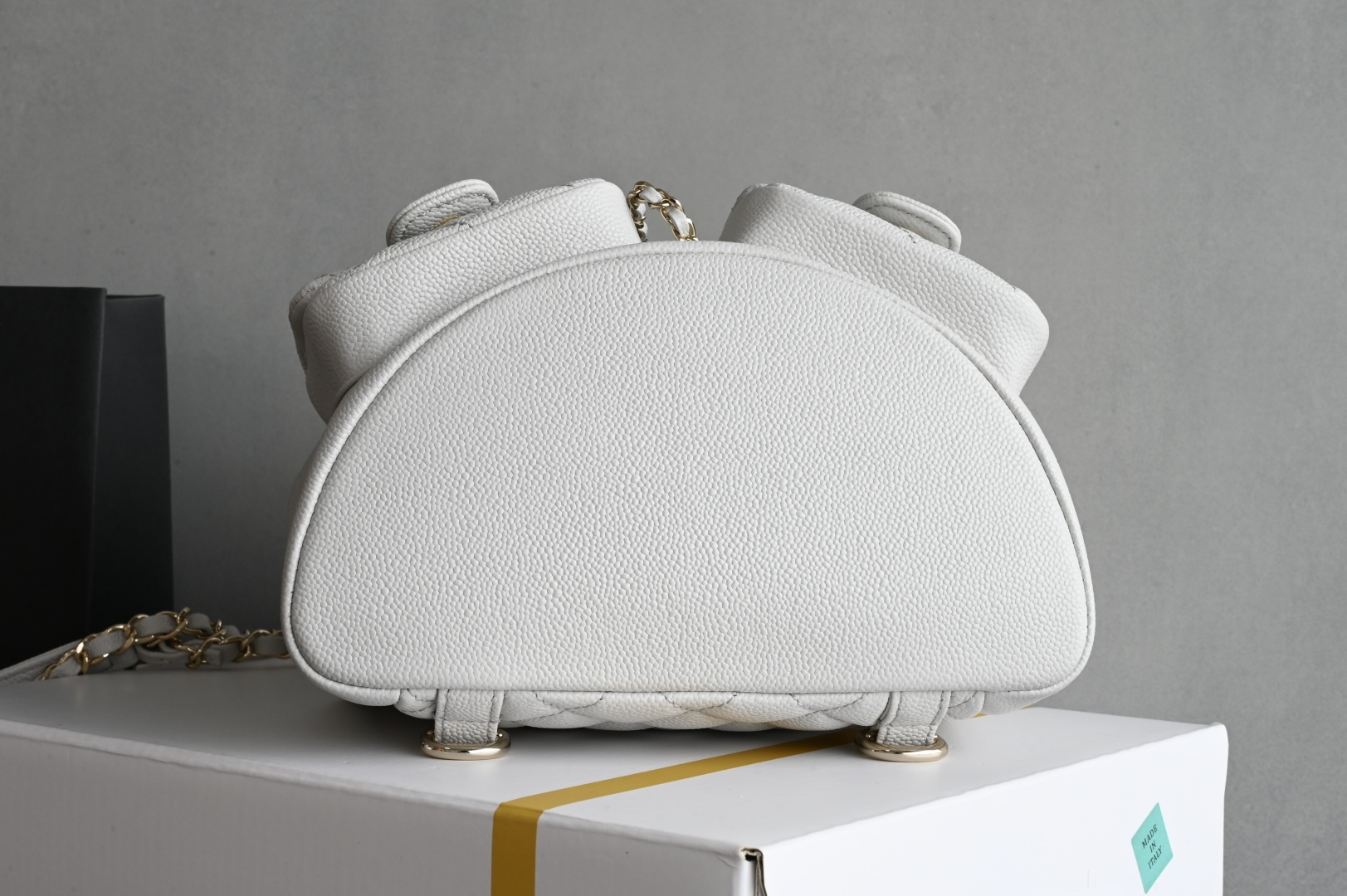 白金版▪️正品级 包装如图𝗖𝗵𝗮𝗻𝗲𝟭 𝟐𝟓𝐏 全新升级版🍀双口袋青蛙🐸复古背包 浅灰 中号专柜售价𝟦𝟫