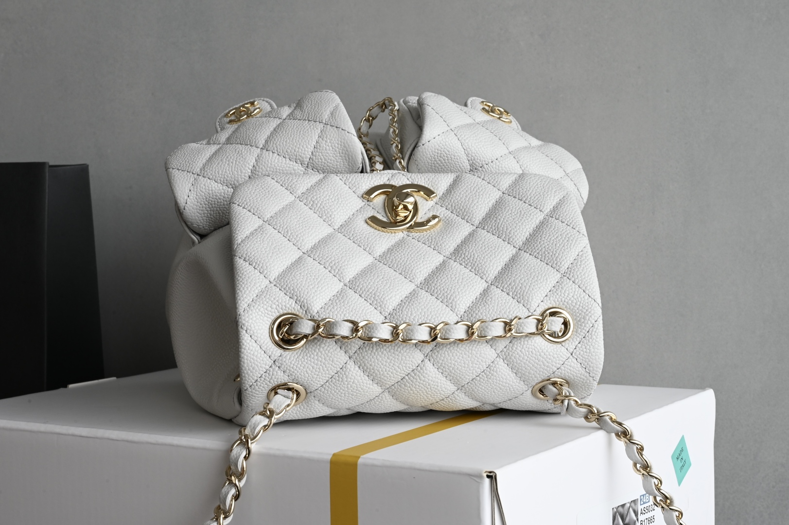 白金版▪️正品级 包装如图𝗖𝗵𝗮𝗻𝗲𝟭 𝟐𝟓𝐏 全新升级版🍀双口袋青蛙🐸复古背包 浅灰 中号专柜售价𝟦𝟫