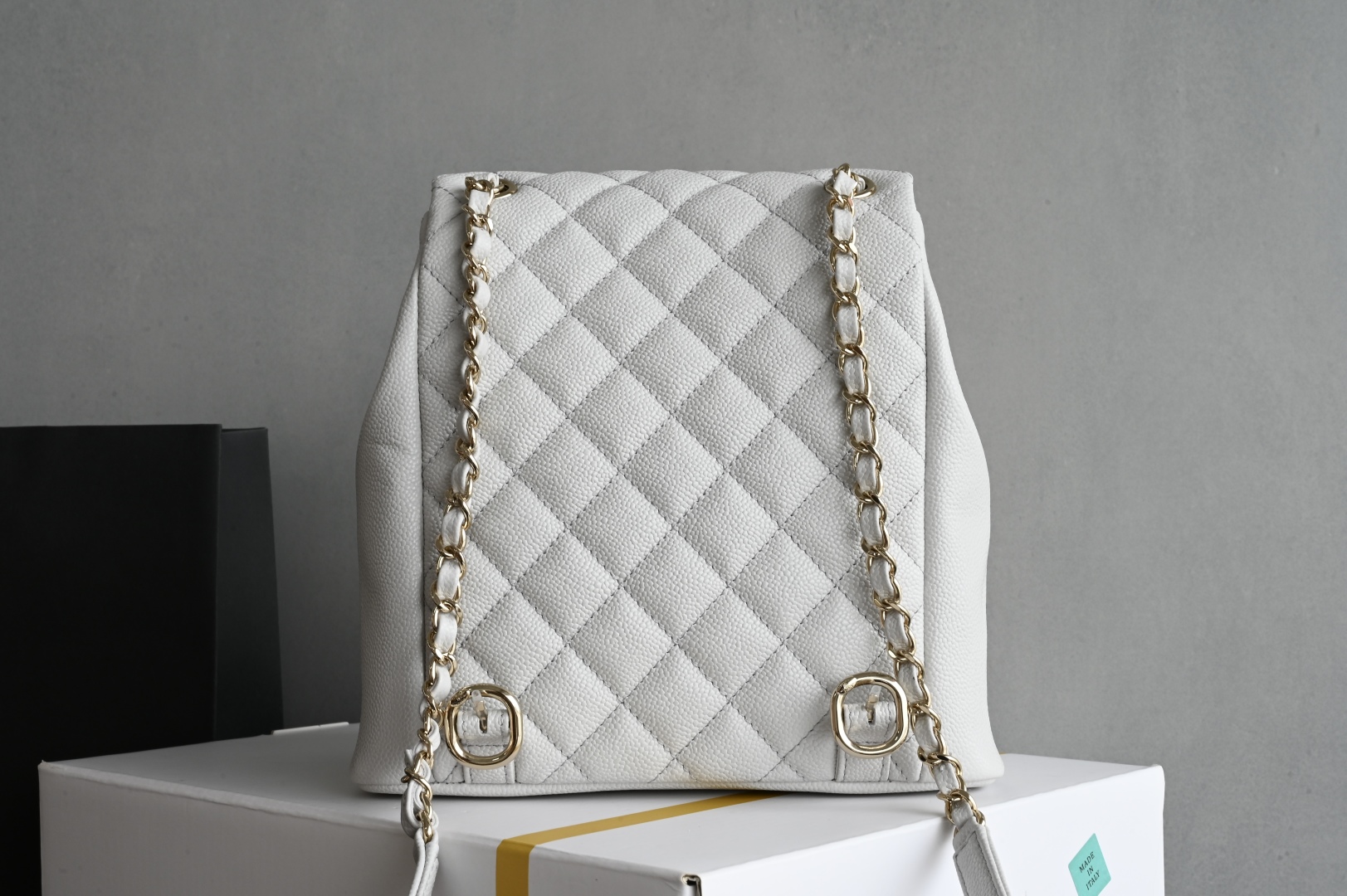 白金版▪️正品级 包装如图𝗖𝗵𝗮𝗻𝗲𝟭 𝟐𝟓𝐏 全新升级版🍀双口袋青蛙🐸复古背包 浅灰 中号专柜售价𝟦𝟫