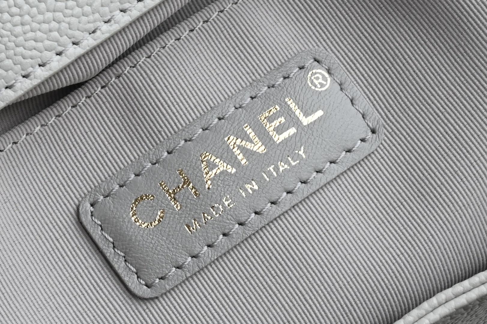 白金版▪️正品级 包装如图𝗖𝗵𝗮𝗻𝗲𝟭 𝟐𝟓𝐏 全新升级版🍀双口袋青蛙🐸复古背包 浅灰 中号专柜售价𝟦𝟫