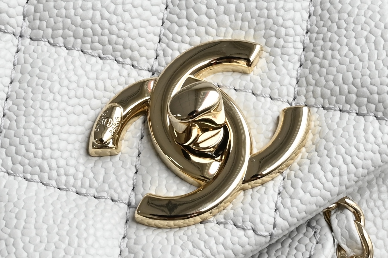 白金版▪️正品级 包装如图𝗖𝗵𝗮𝗻𝗲𝟭 𝟐𝟓𝐏 全新升级版🍀双口袋青蛙🐸复古背包 浅灰 中号专柜售价𝟦𝟫