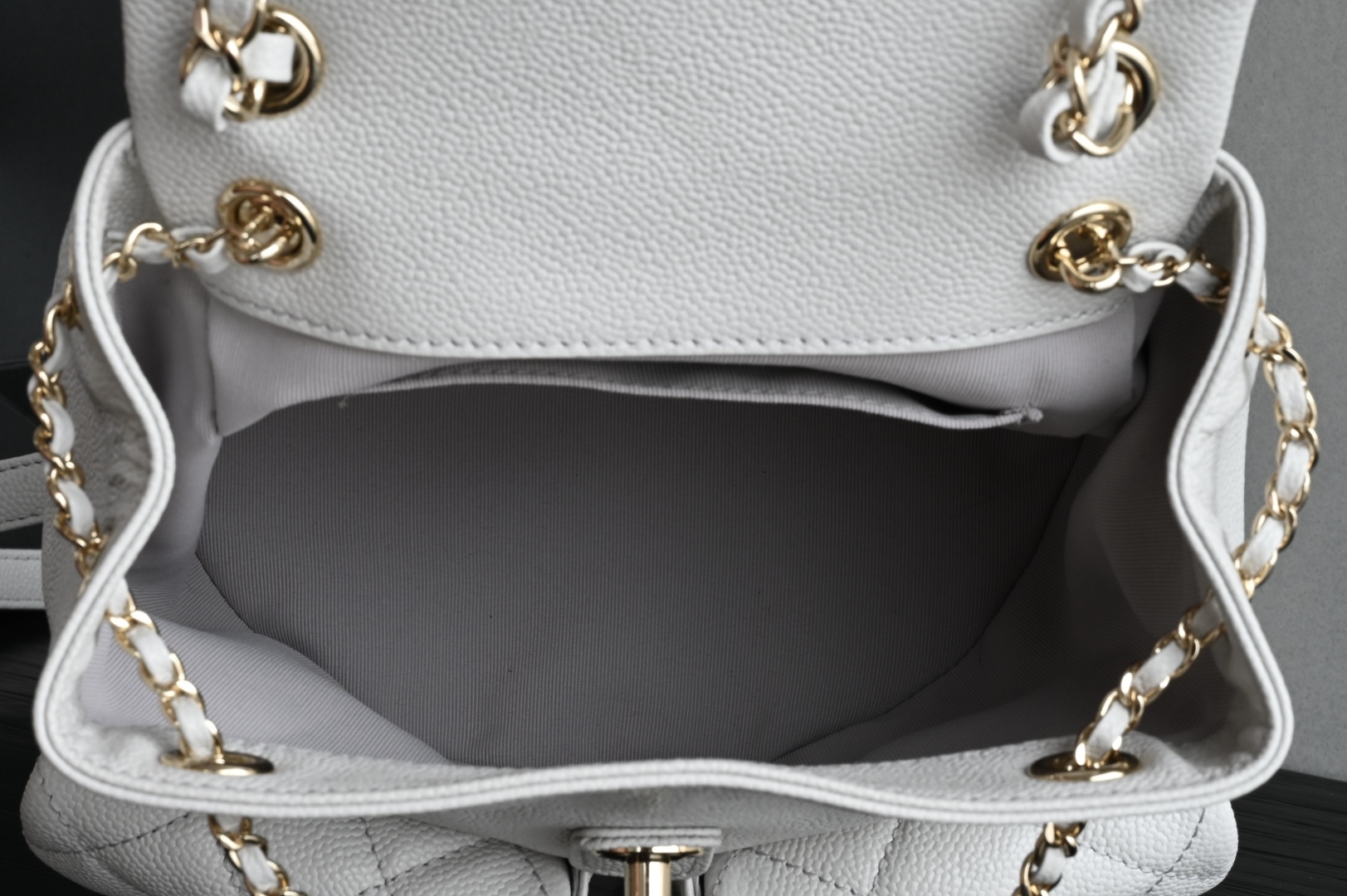 白金版▪️正品级 包装如图𝗖𝗵𝗮𝗻𝗲𝟭 𝟐𝟓𝐏 全新升级版🍀双口袋青蛙🐸复古背包 浅灰 中号专柜售价𝟦𝟫