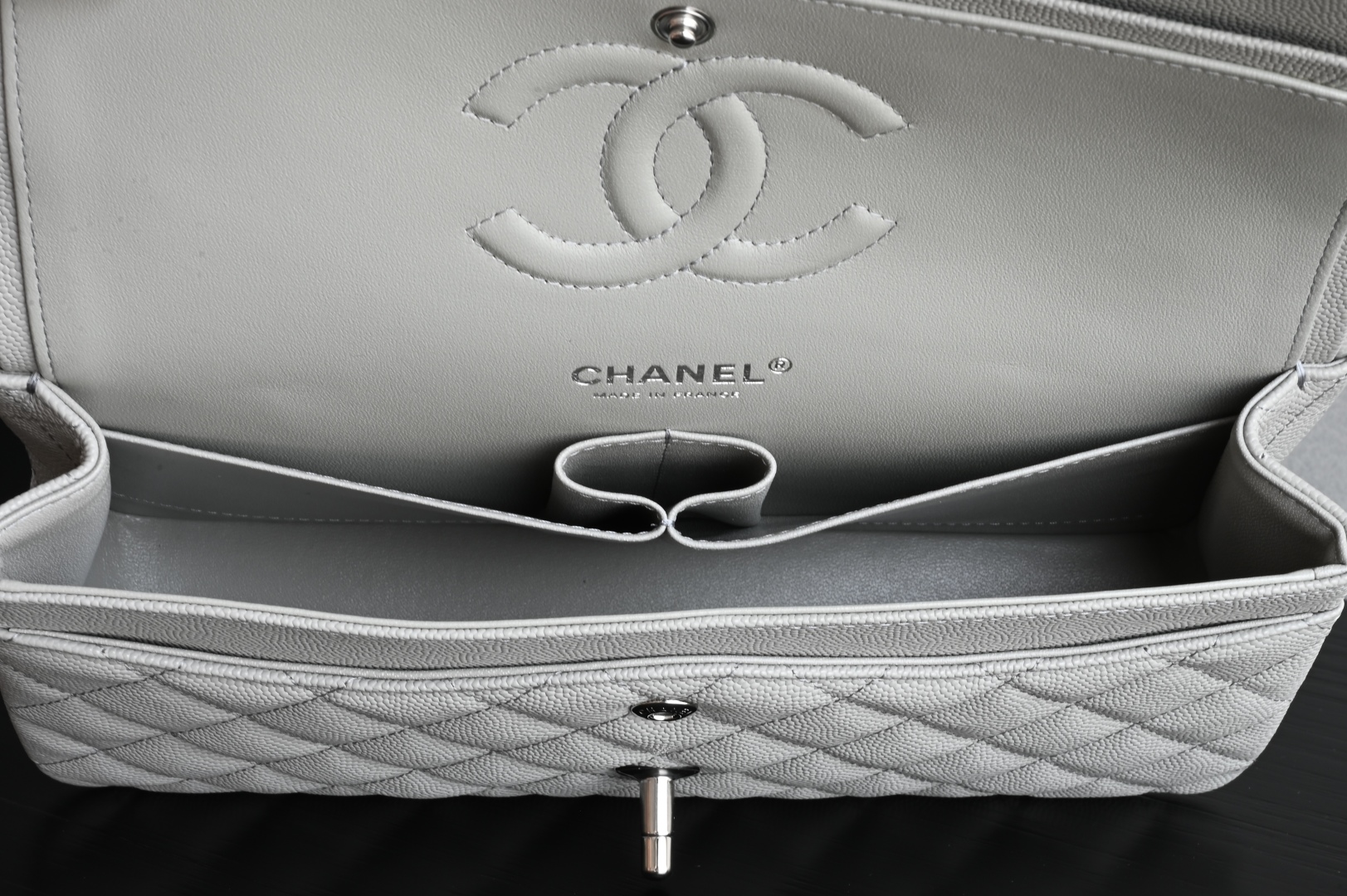 白金版▪️正品级 包装如图𝐂𝐡𝐚𝐧𝐞𝐥 𝐂𝐅 升级版 浅灰银全名Classic Fla0 尺寸: 15.