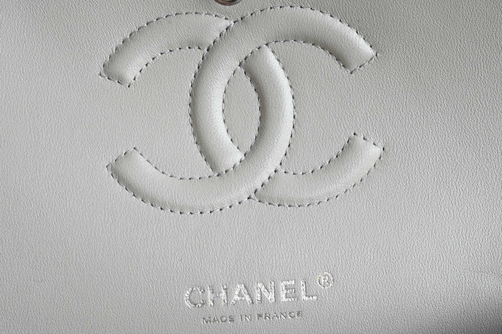 白金版▪️正品级 包装如图𝐂𝐡𝐚𝐧𝐞𝐥 𝐂𝐅 升级版 浅灰银全名Classic Fla0 尺寸: 15.