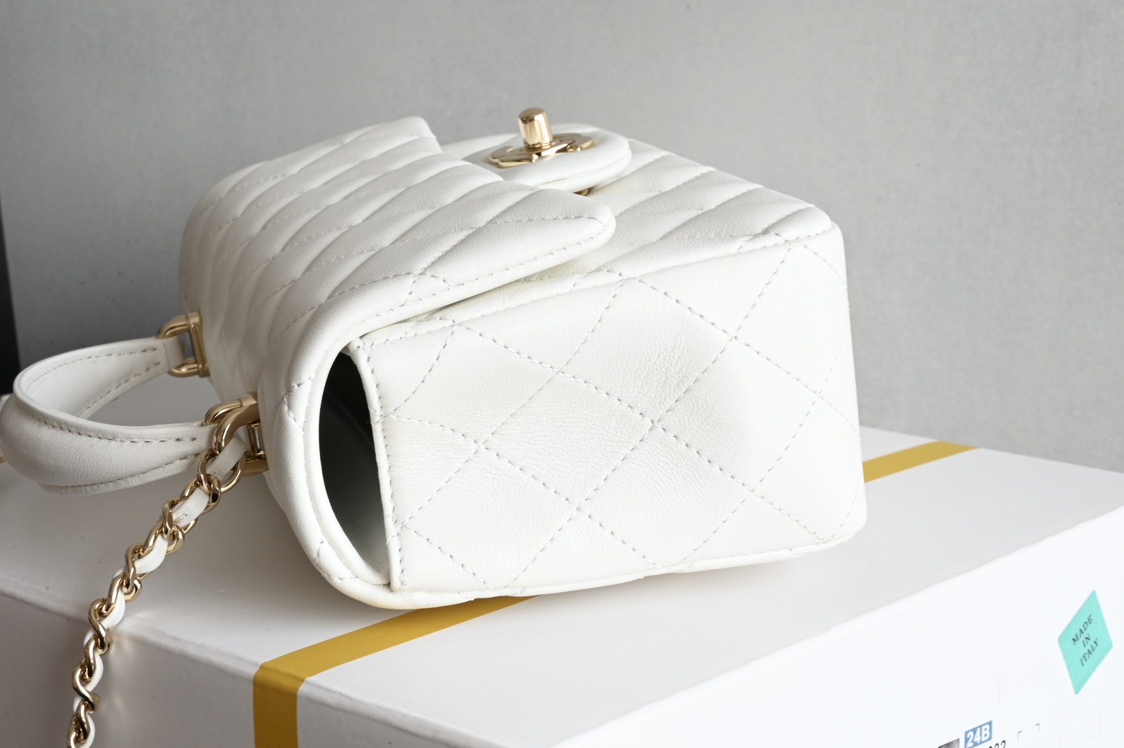 白金版▪️正品级 包装如图全新到货‼️𝟐𝟓𝐏 [升级版] 𝐌𝐢𝐧𝐢口盖包手提手腕 白色带手柄的包包在近两