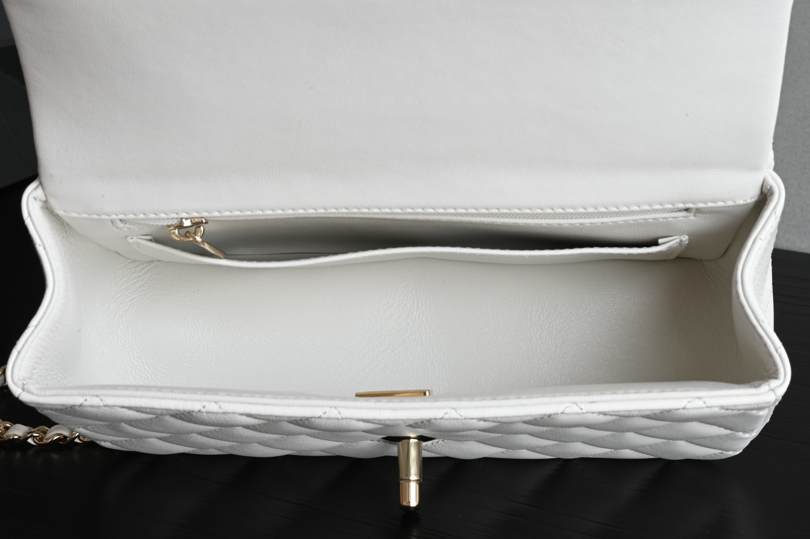 白金版▪️正品级 包装如图全新到货‼️𝟐𝟓𝐏 [升级版] 𝐌𝐢𝐧𝐢口盖包手提手腕 白色带手柄的包包在近两