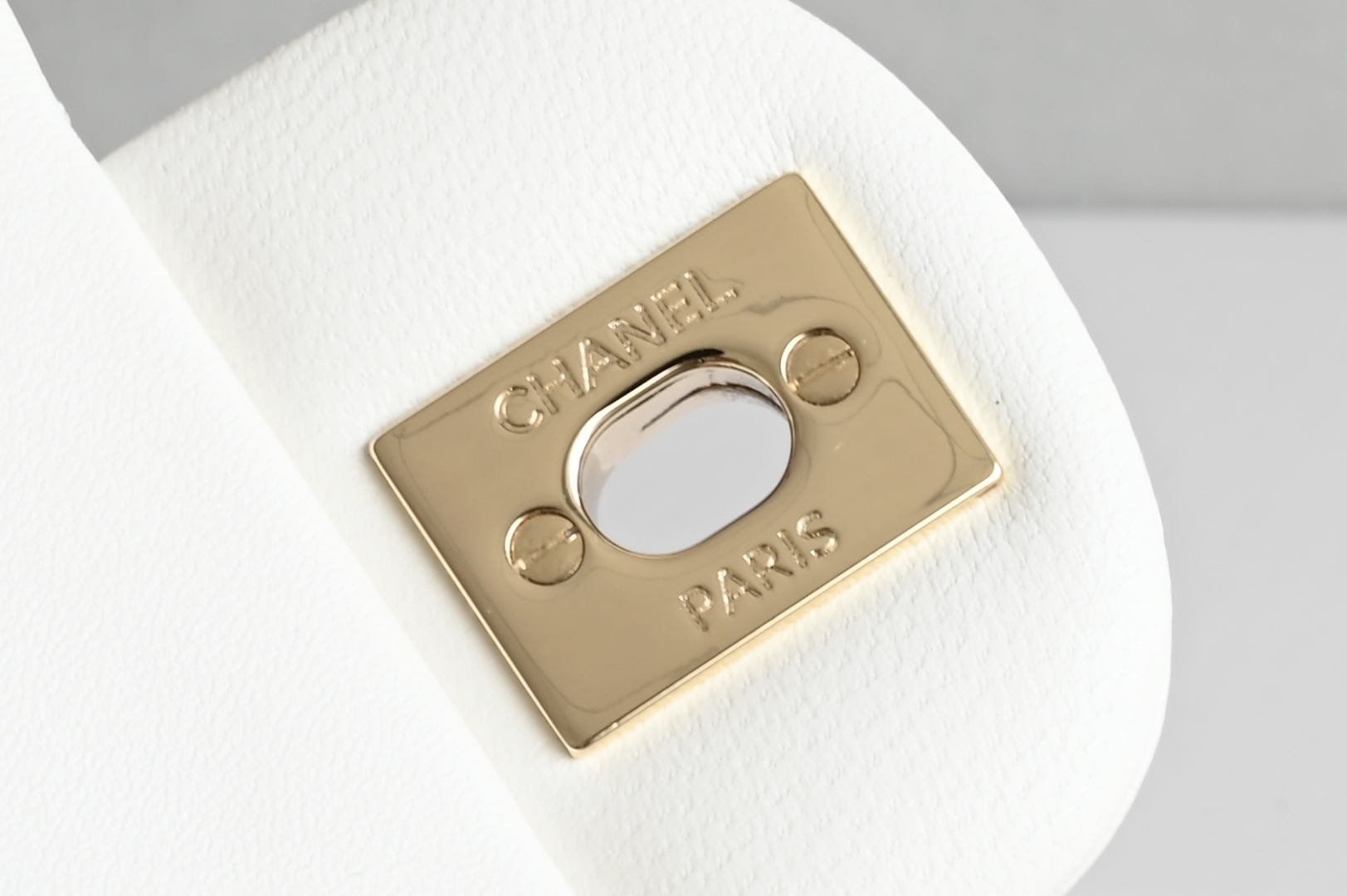 白金版▪️正品级 包装如图全新到货‼️𝟐𝟓𝐏 [升级版] 𝐌𝐢𝐧𝐢口盖包手提手腕 白色带手柄的包包在近两