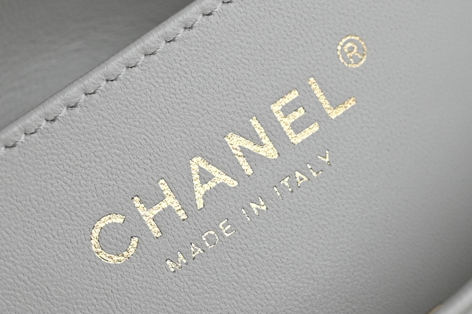 白金版▪️正品级 包装如图全新到货‼️𝟐𝟓𝐏 [升级版] 𝐌𝐢𝐧𝐢口盖包手提手腕 白色带手柄的包包在近两