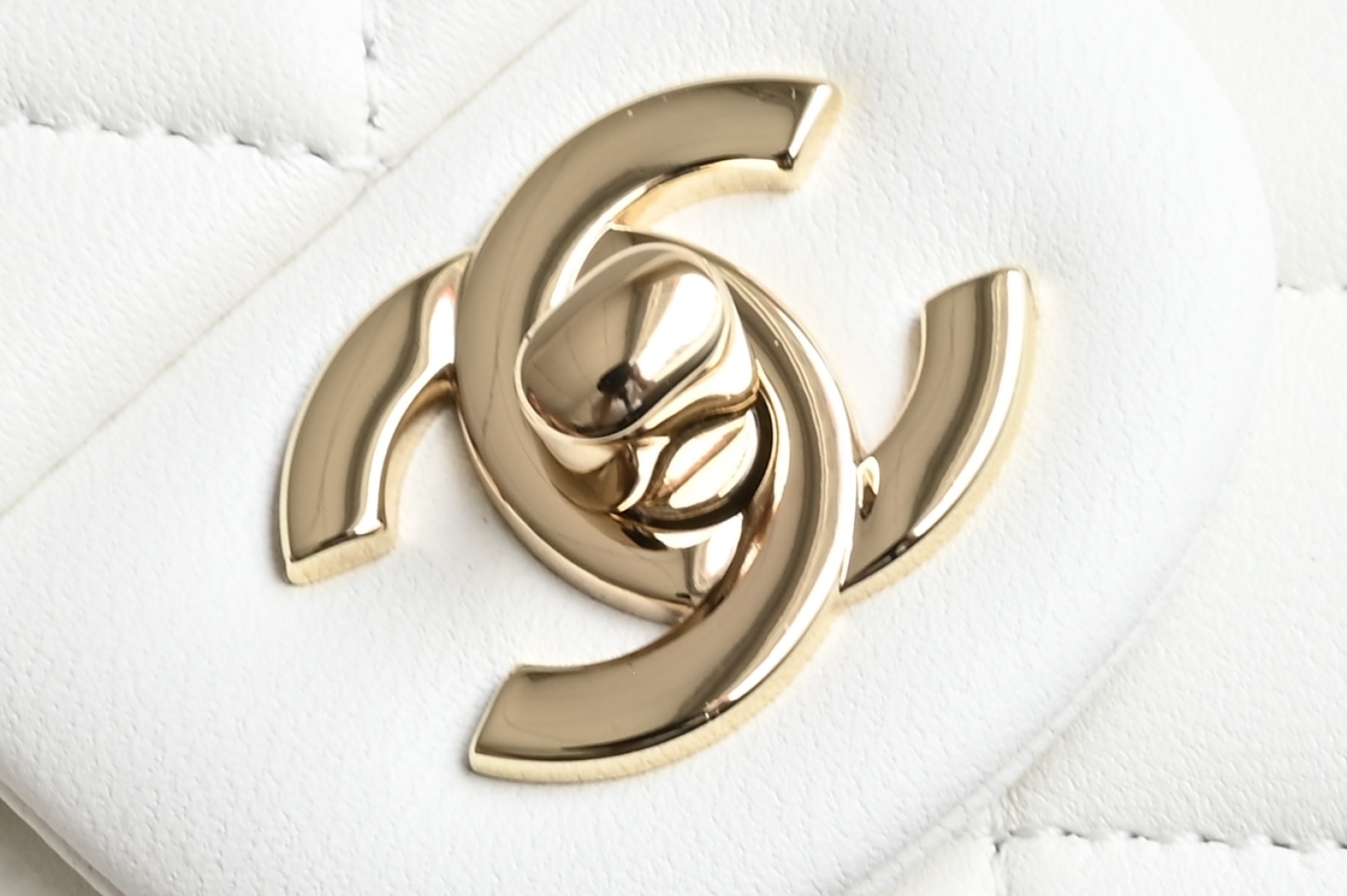 白金版▪️正品级 包装如图全新到货‼️𝟐𝟓𝐏 [升级版] 𝐌𝐢𝐧𝐢口盖包手提手腕 白色带手柄的包包在近两