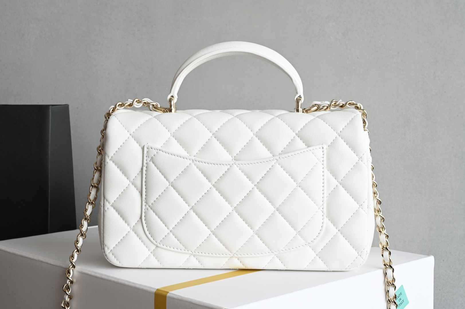 白金版▪️正品级 包装如图全新到货‼️𝟐𝟓𝐏 [升级版] 𝐌𝐢𝐧𝐢口盖包手提手腕 白色带手柄的包包在近两