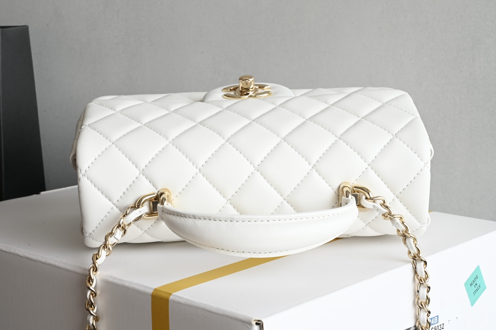 白金版▪️正品级 包装如图全新到货‼️𝟐𝟓𝐏 [升级版] 𝐌𝐢𝐧𝐢口盖包手提手腕 白色带手柄的包包在近两