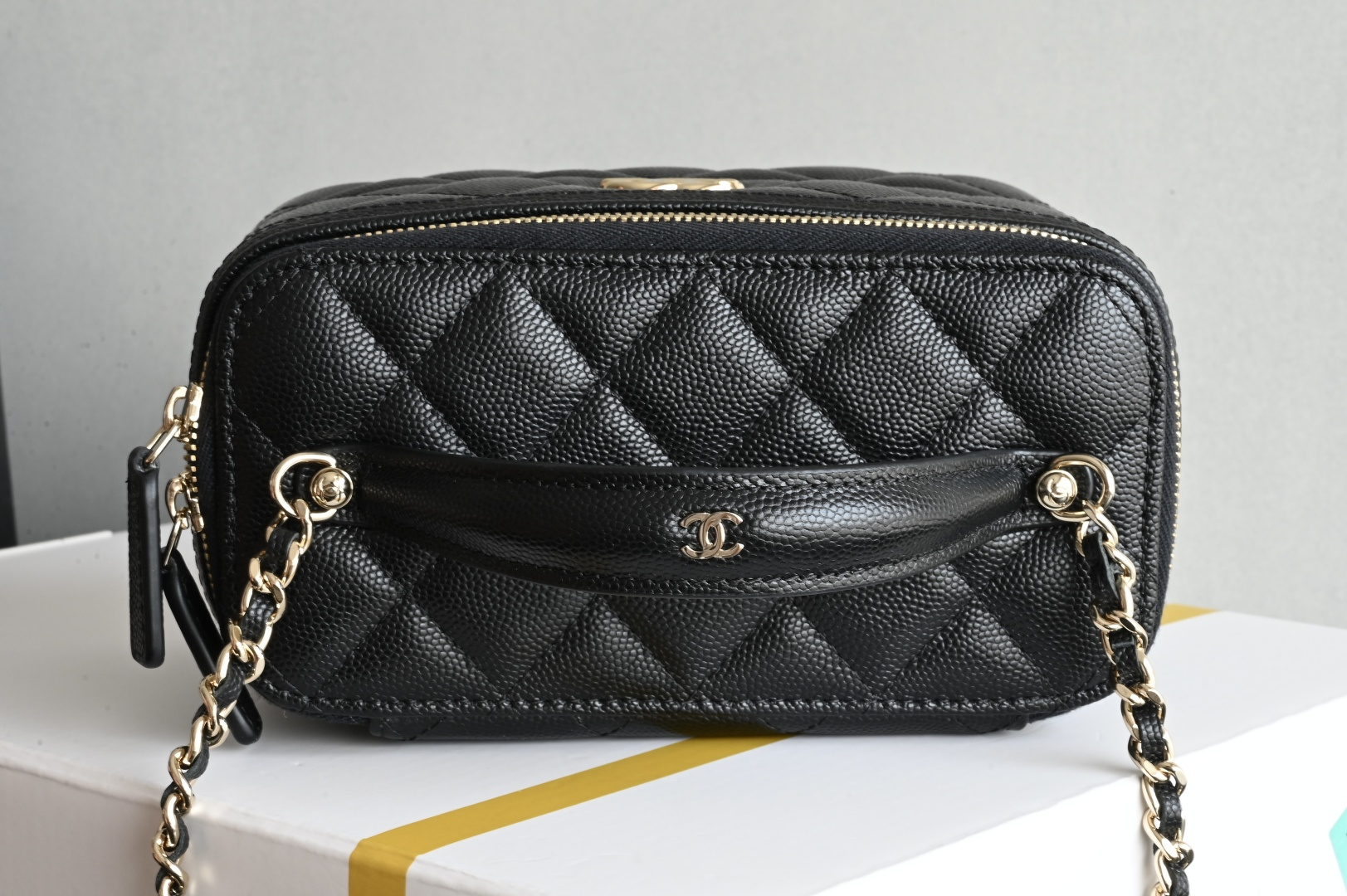 白金版▪️正品级 包装如图全新到货🆕𝗖𝗵𝗮𝗻𝗲𝟭 𝟮𝟱𝗖早春小球手提长盒子 黑色♥ 专柜售价𝟥𝟤𝟩𝟢𝟢𝗋