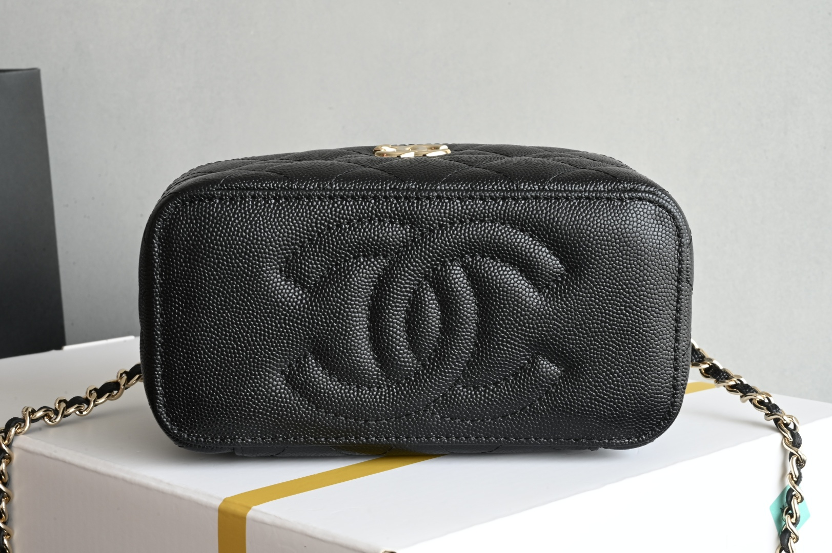 白金版▪️正品级 包装如图全新到货🆕𝗖𝗵𝗮𝗻𝗲𝟭 𝟮𝟱𝗖早春小球手提长盒子 黑色♥ 专柜售价𝟥𝟤𝟩𝟢𝟢𝗋