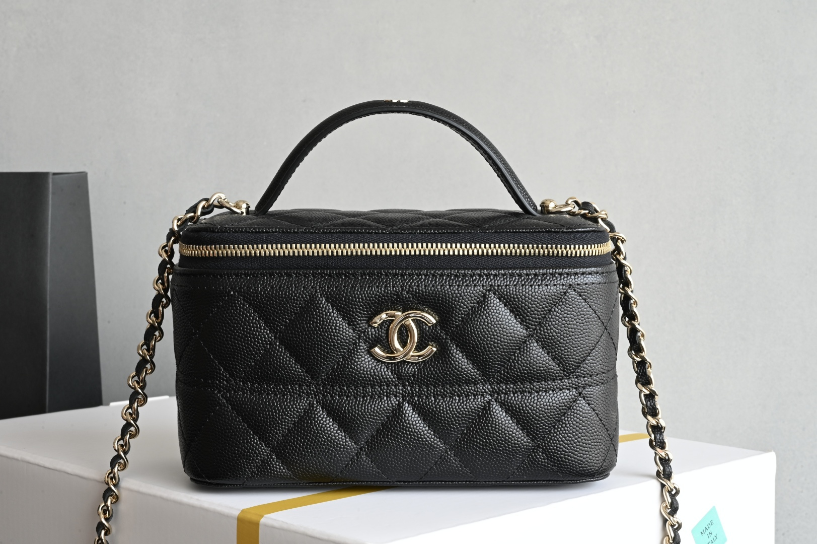 白金版▪️正品级 包装如图全新到货🆕𝗖𝗵𝗮𝗻𝗲𝟭 𝟮𝟱𝗖早春小球手提长盒子 黑色♥ 专柜售价𝟥𝟤𝟩𝟢𝟢𝗋