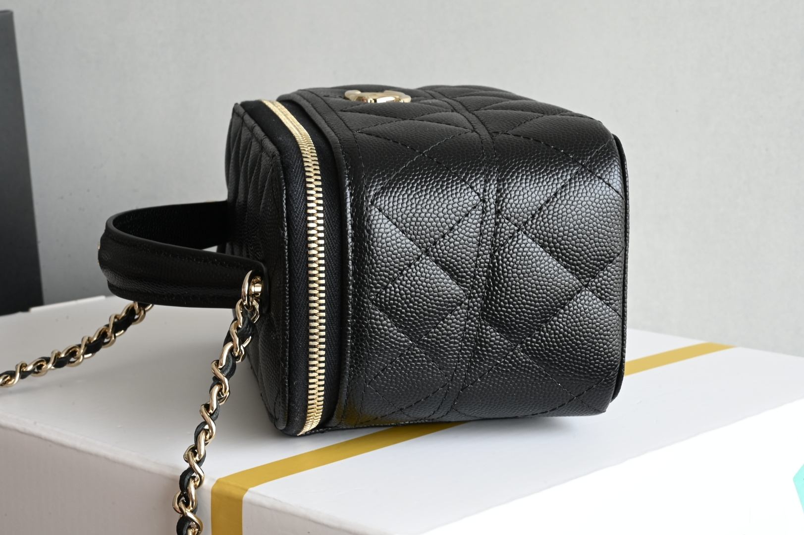 白金版▪️正品级 包装如图全新到货🆕𝗖𝗵𝗮𝗻𝗲𝟭 𝟮𝟱𝗖早春小球手提长盒子 黑色♥ 专柜售价𝟥𝟤𝟩𝟢𝟢𝗋