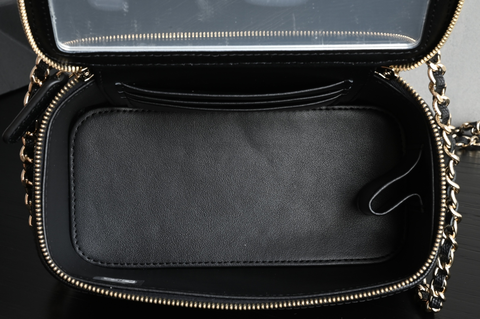 白金版▪️正品级 包装如图全新到货🆕𝗖𝗵𝗮𝗻𝗲𝟭 𝟮𝟱𝗖早春小球手提长盒子 黑色♥ 专柜售价𝟥𝟤𝟩𝟢𝟢𝗋