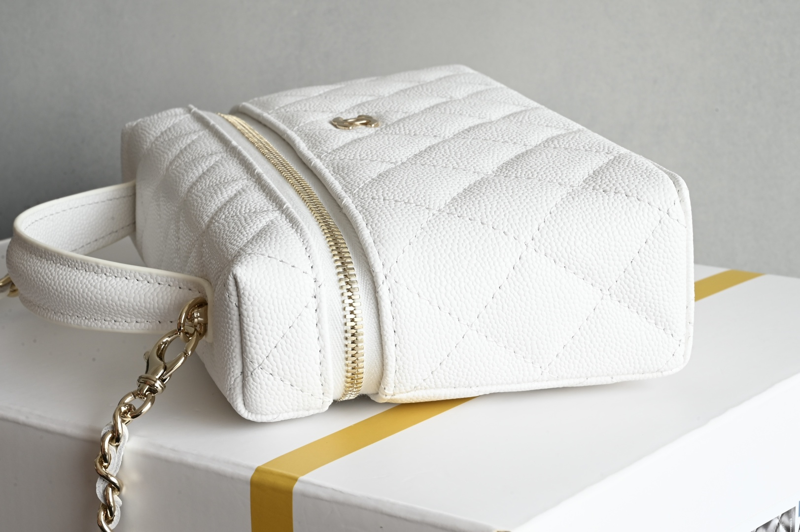 白金版▪️正品级 包装如图全新到货🆕𝗖𝗵𝗮𝗻𝗲𝟭 𝟮𝟱𝐂𝖫𝖯盒子手拿包 白色专柜售价𝟤𝟨𝟧𝟢𝟢𝗋𝗆𝖻购入