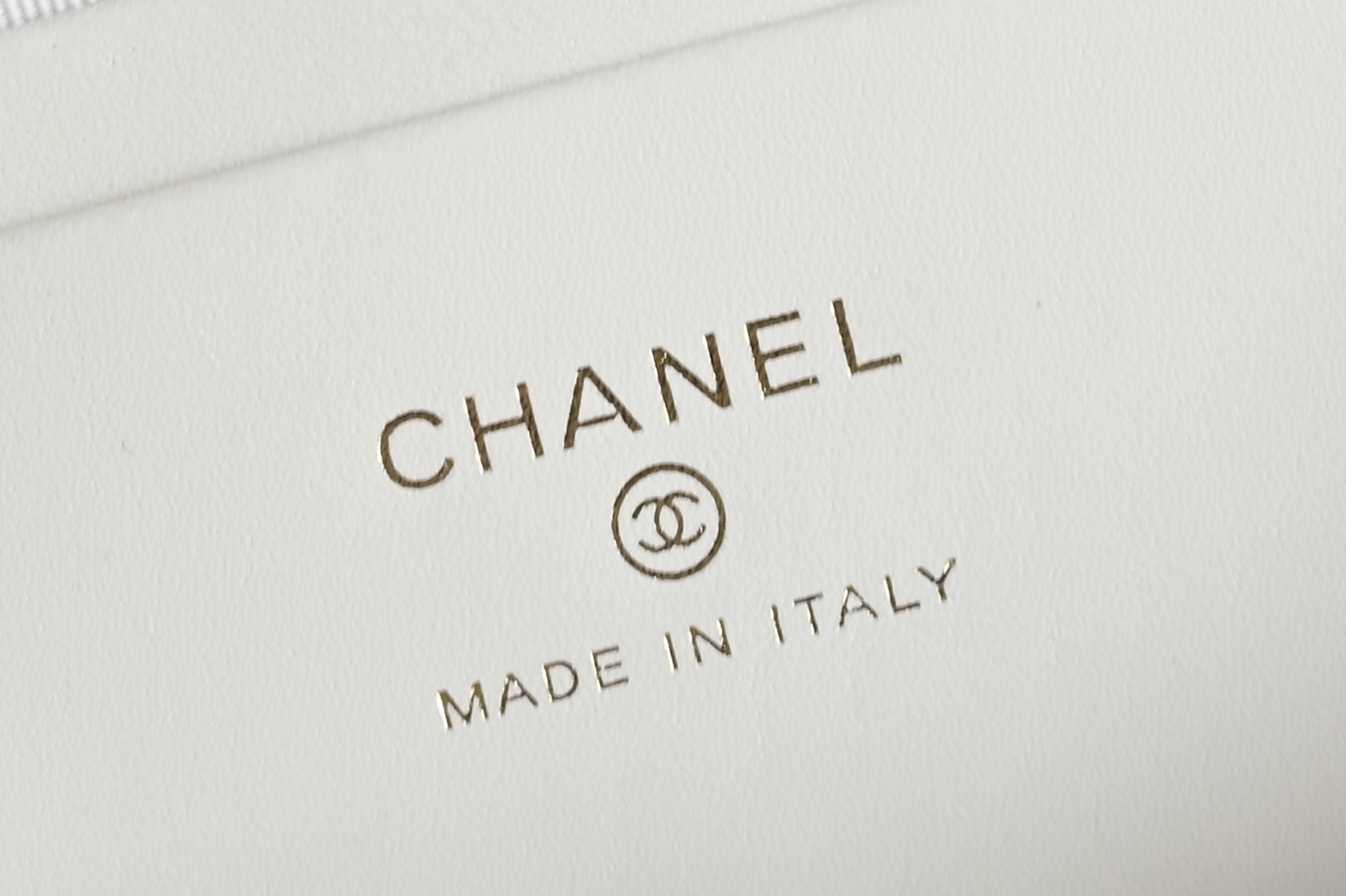 白金版▪️正品级 包装如图全新到货🆕𝗖𝗵𝗮𝗻𝗲𝟭 𝟮𝟱𝐂𝖫𝖯盒子手拿包 白色专柜售价𝟤𝟨𝟧𝟢𝟢𝗋𝗆𝖻购入