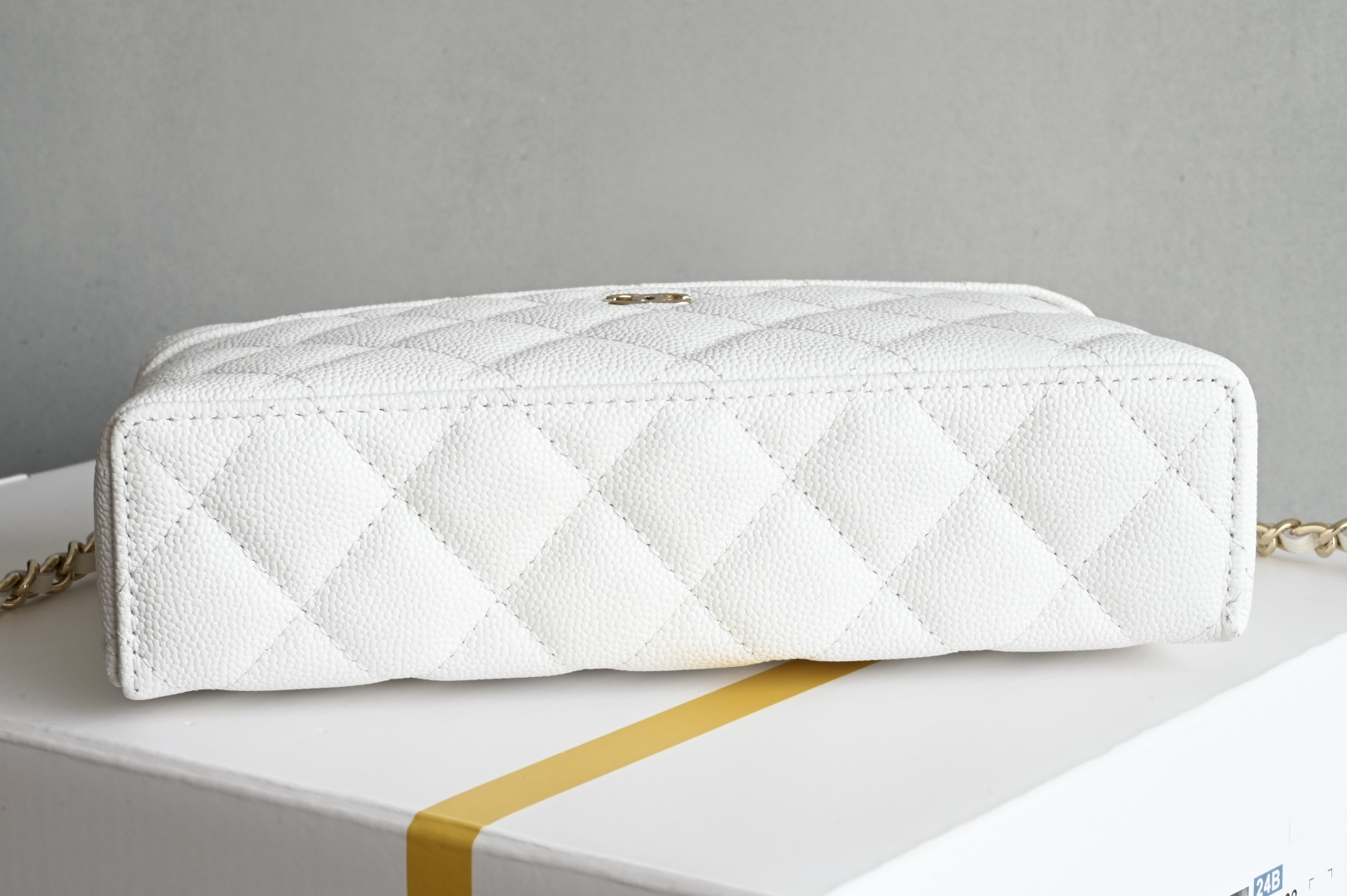 白金版▪️正品级 包装如图全新到货🆕𝗖𝗵𝗮𝗻𝗲𝟭 𝟮𝟱𝐂𝖫𝖯盒子手拿包 白色专柜售价𝟤𝟨𝟧𝟢𝟢𝗋𝗆𝖻购入