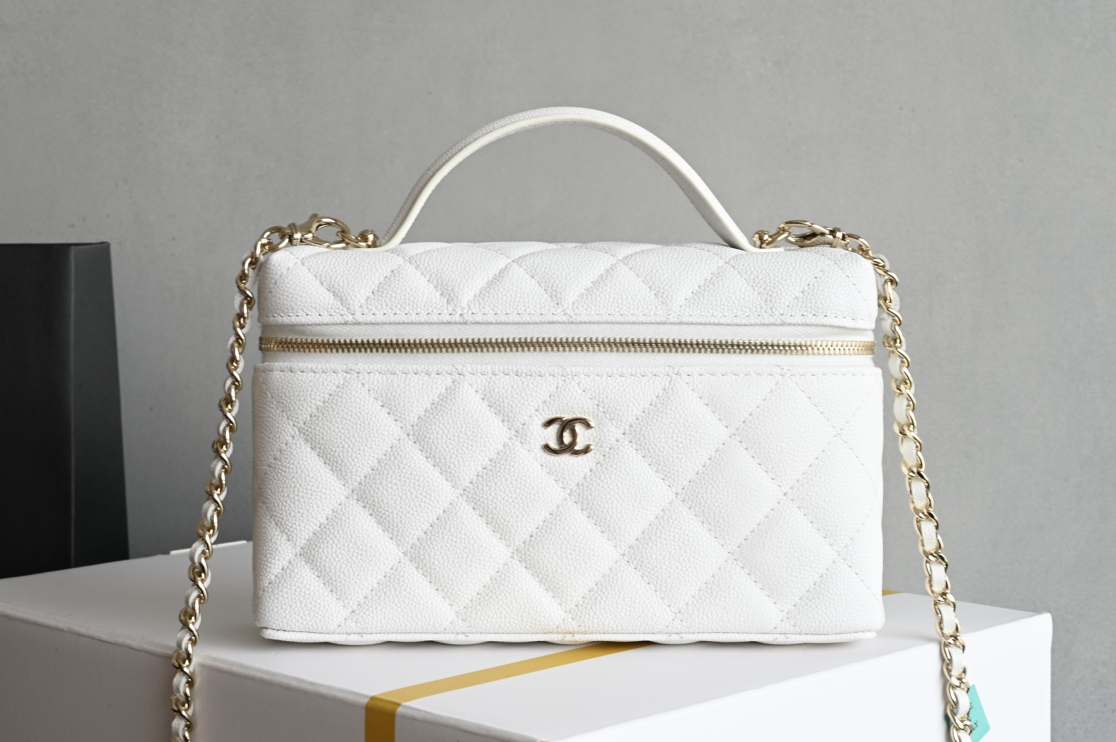 白金版▪️正品级 包装如图全新到货🆕𝗖𝗵𝗮𝗻𝗲𝟭 𝟮𝟱𝐂𝖫𝖯盒子手拿包 白色专柜售价𝟤𝟨𝟧𝟢𝟢𝗋𝗆𝖻购入