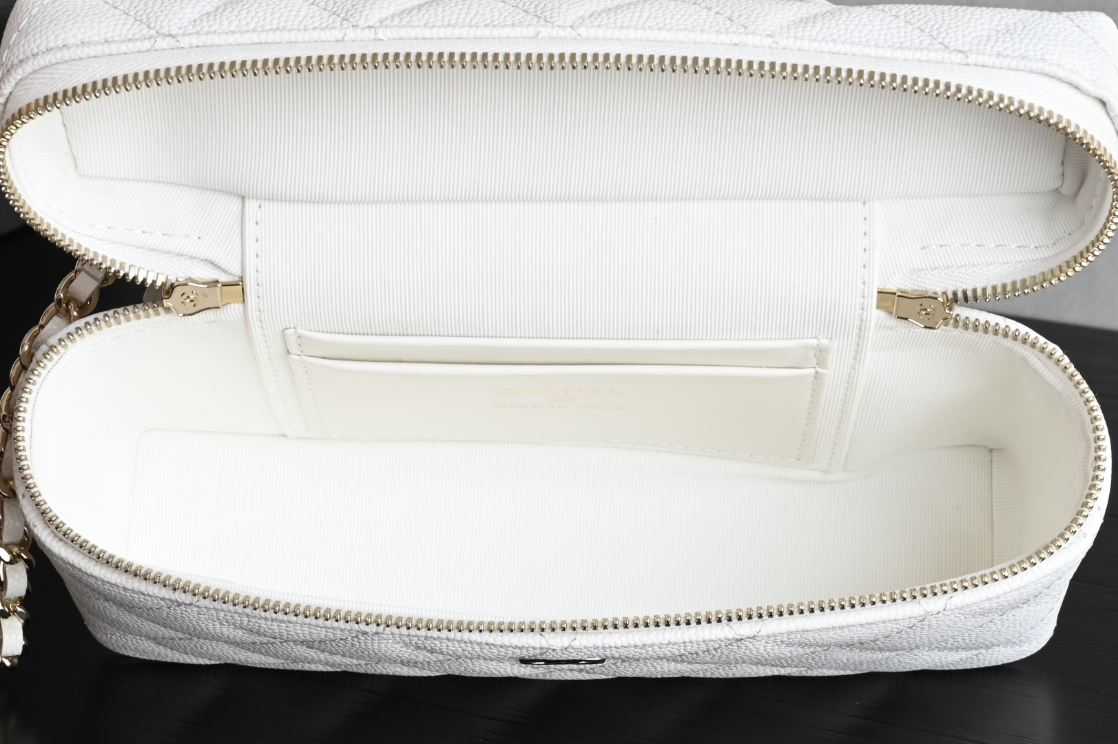 白金版▪️正品级 包装如图全新到货🆕𝗖𝗵𝗮𝗻𝗲𝟭 𝟮𝟱𝐂𝖫𝖯盒子手拿包 白色专柜售价𝟤𝟨𝟧𝟢𝟢𝗋𝗆𝖻购入