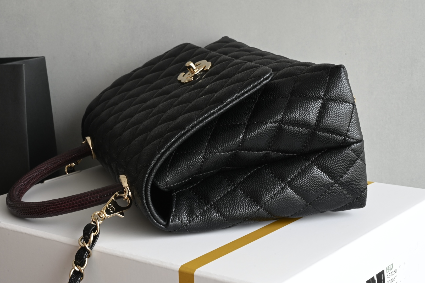 白金版▪️正品级 包装如图𝗖𝗵𝗮𝗻𝗲𝟭 𝗖𝗼𝗰𝗼 𝗛𝗮𝗻𝗱𝗹𝗲中号 黑/酒红蜥蜴手腕 经典让你越看越迷人