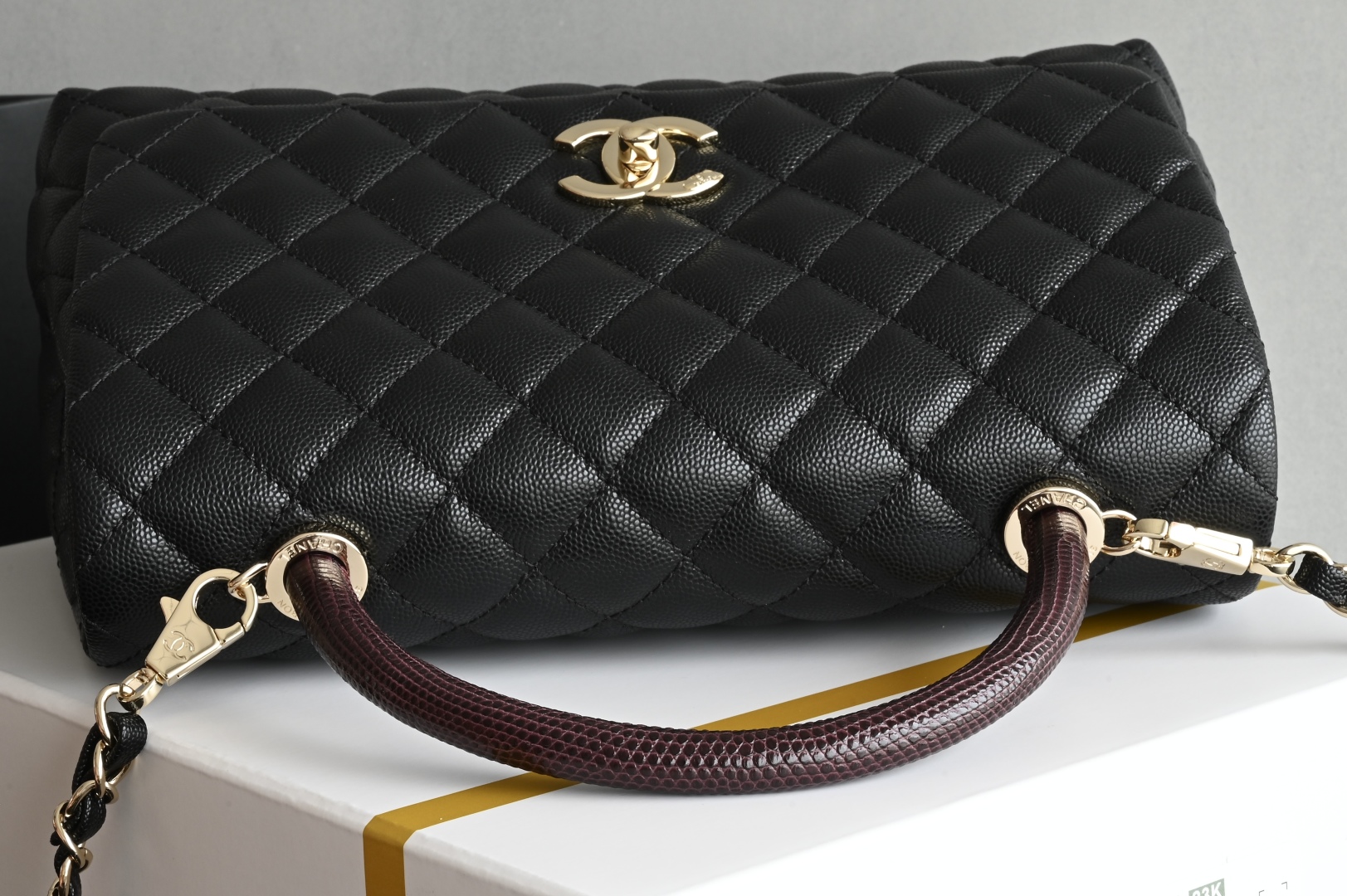 白金版▪️正品级 包装如图𝗖𝗵𝗮𝗻𝗲𝟭 𝗖𝗼𝗰𝗼 𝗛𝗮𝗻𝗱𝗹𝗲中号 黑/酒红蜥蜴手腕 经典让你越看越迷人