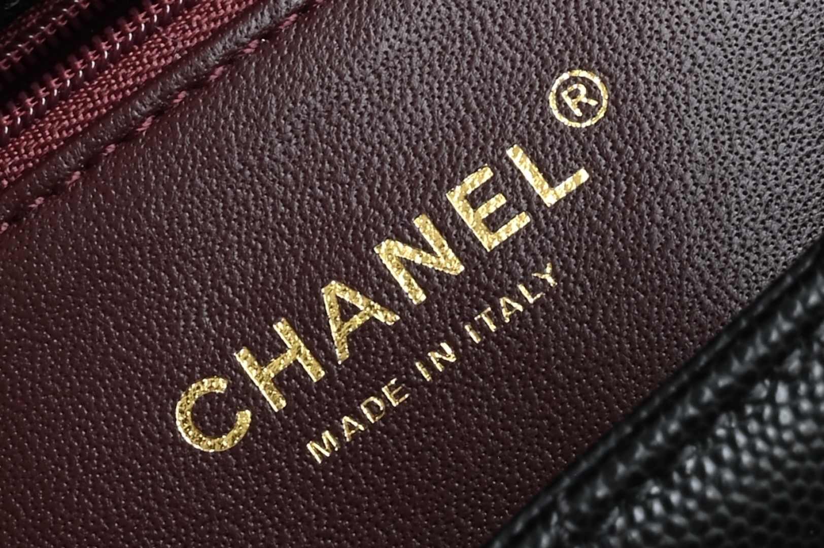 白金版▪️正品级 包装如图𝗖𝗵𝗮𝗻𝗲𝟭 𝗖𝗼𝗰𝗼 𝗛𝗮𝗻𝗱𝗹𝗲中号 黑/酒红蜥蜴手腕 经典让你越看越迷人