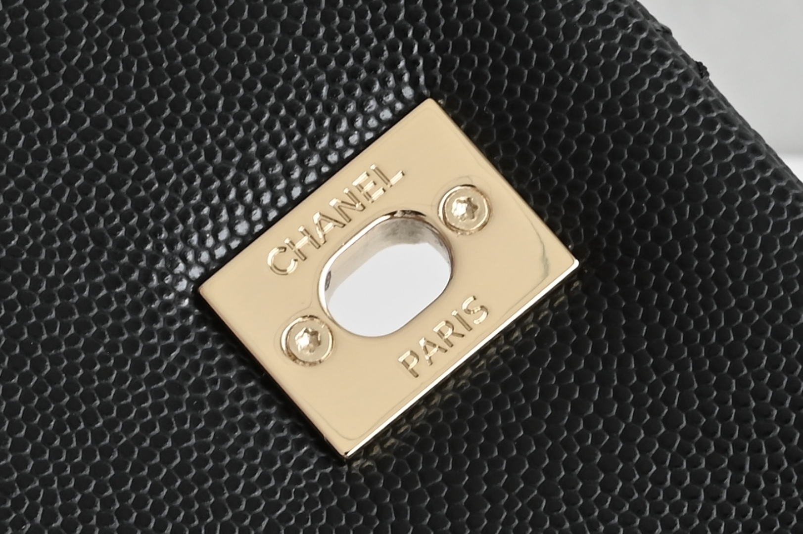 白金版▪️正品级 包装如图𝗖𝗵𝗮𝗻𝗲𝟭 𝗖𝗼𝗰𝗼 𝗛𝗮𝗻𝗱𝗹𝗲中号 黑/酒红蜥蜴手腕 经典让你越看越迷人