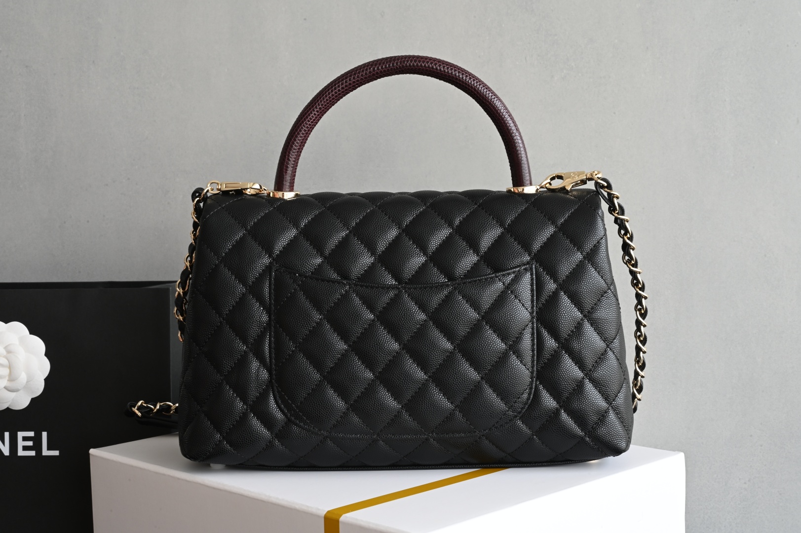 白金版▪️正品级 包装如图𝗖𝗵𝗮𝗻𝗲𝟭 𝗖𝗼𝗰𝗼 𝗛𝗮𝗻𝗱𝗹𝗲中号 黑/酒红蜥蜴手腕 经典让你越看越迷人