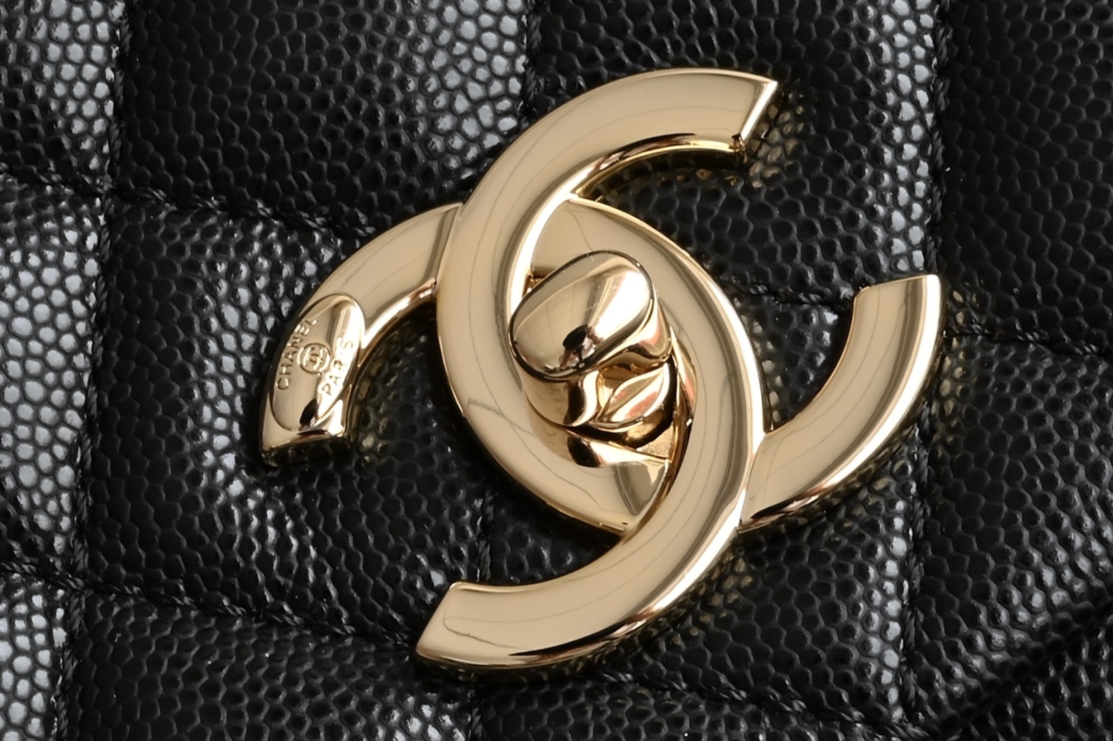 白金版▪️正品级 包装如图𝗖𝗵𝗮𝗻𝗲𝟭 𝗖𝗼𝗰𝗼 𝗛𝗮𝗻𝗱𝗹𝗲中号 黑/酒红蜥蜴手腕 经典让你越看越迷人