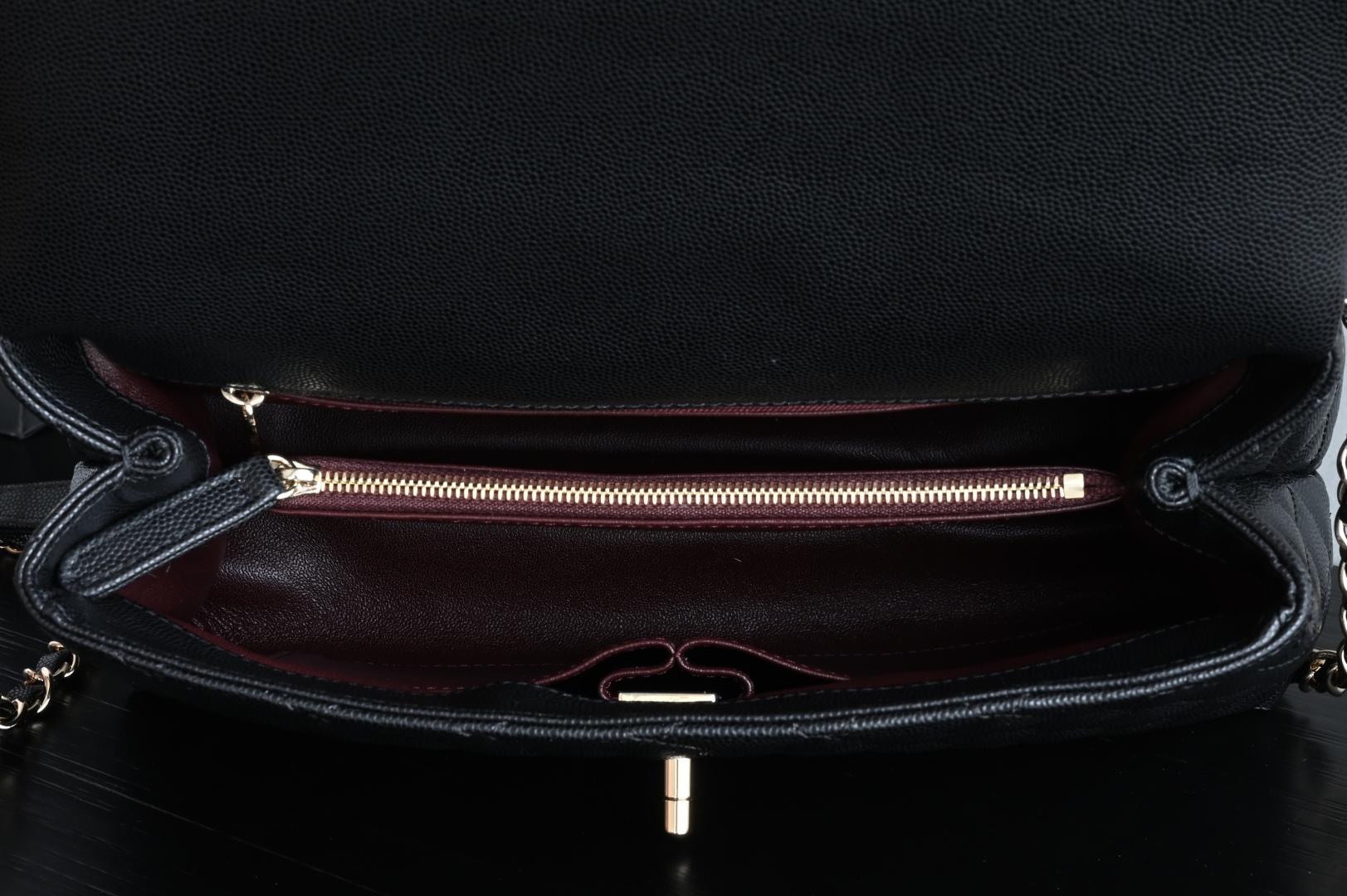 白金版▪️正品级 包装如图𝗖𝗵𝗮𝗻𝗲𝟭 𝗖𝗼𝗰𝗼 𝗛𝗮𝗻𝗱𝗹𝗲中号 黑/酒红蜥蜴手腕 经典让你越看越迷人