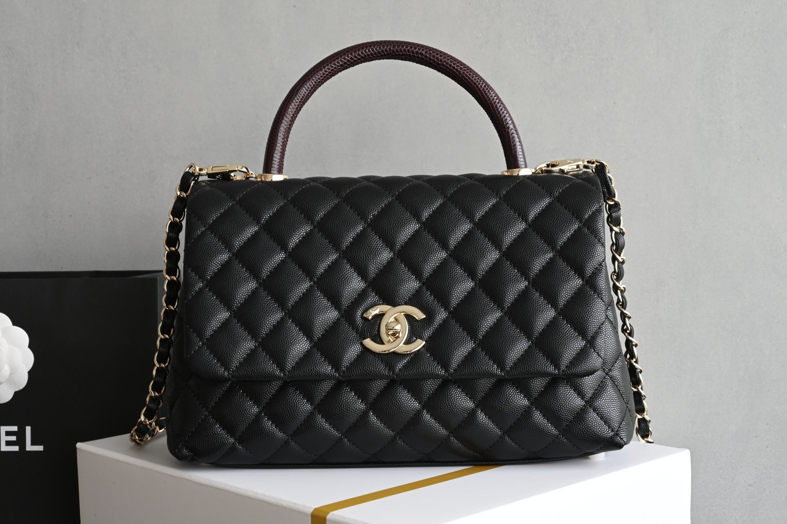 白金版▪️正品级 包装如图𝗖𝗵𝗮𝗻𝗲𝟭 𝗖𝗼𝗰𝗼 𝗛𝗮𝗻𝗱𝗹𝗲中号 黑/酒红蜥蜴手腕 经典让你越看越迷人