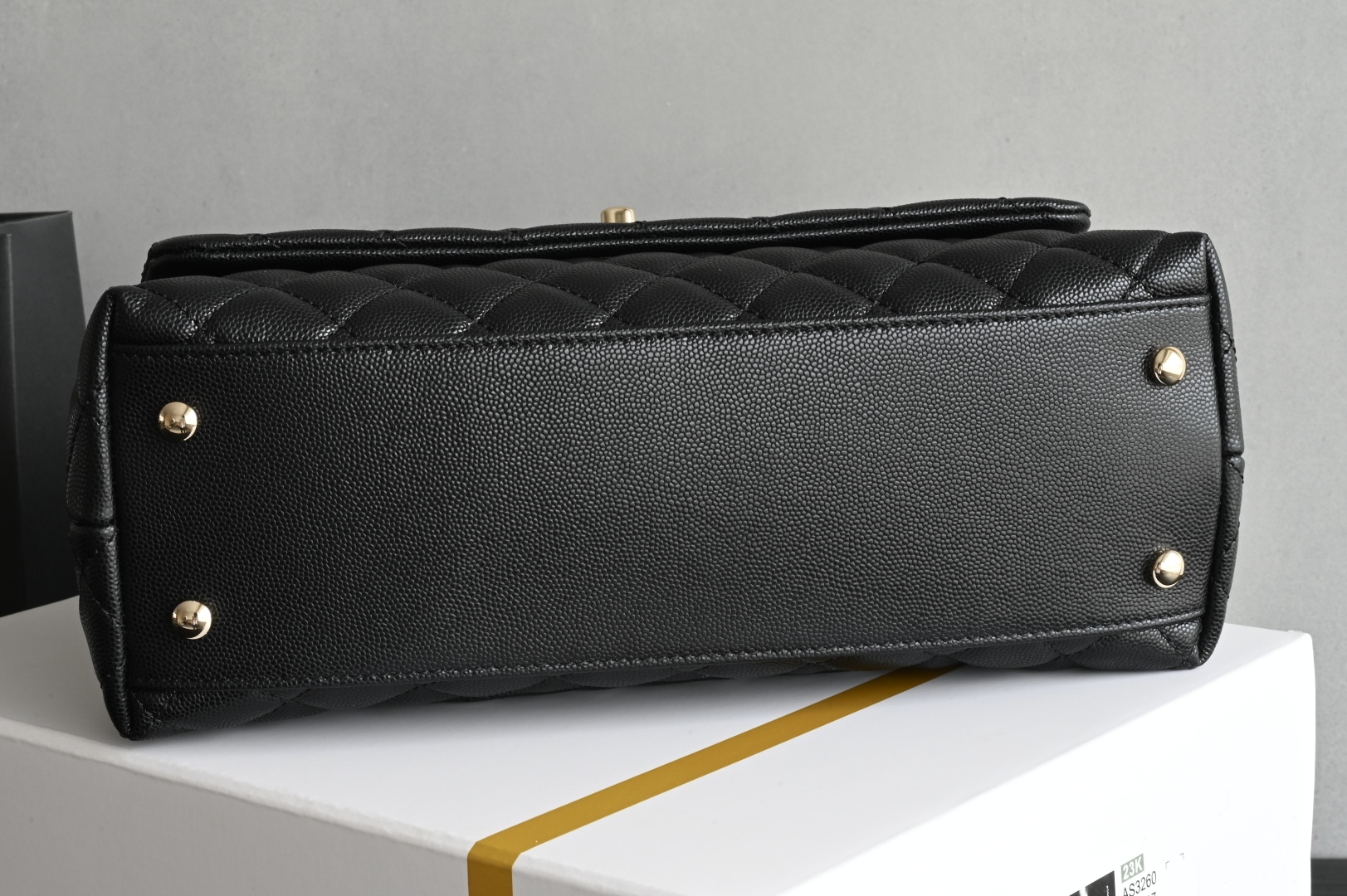 白金版▪️正品级 包装如图𝗖𝗵𝗮𝗻𝗲𝟭 𝗖𝗼𝗰𝗼 𝗛𝗮𝗻𝗱𝗹𝗲中号 黑/酒红蜥蜴手腕 经典让你越看越迷人