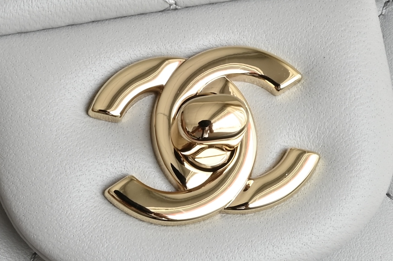 白金版▪️正品级 包装如图全新到货‼️𝟐𝟓𝐏 [升级版] 𝐌𝐢𝐧𝐢口盖包手提手腕 浅灰色带手柄的包包在近