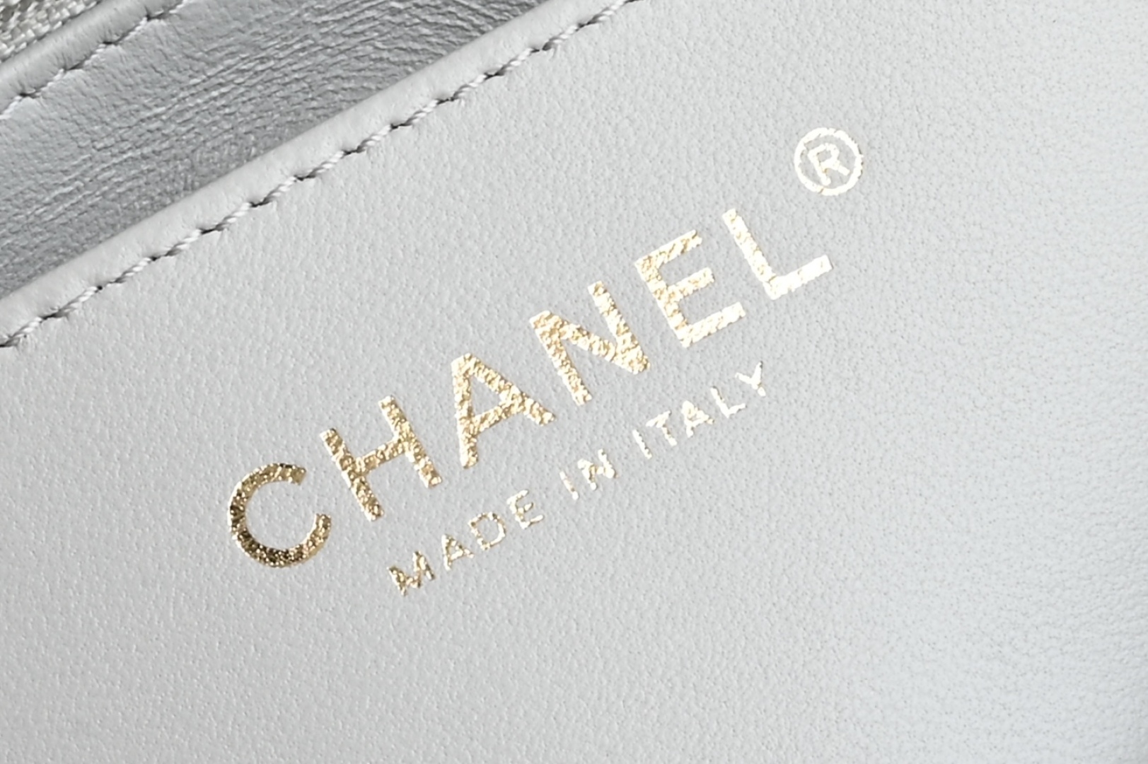 白金版▪️正品级 包装如图全新到货‼️𝟐𝟓𝐏 [升级版] 𝐌𝐢𝐧𝐢口盖包手提手腕 浅灰色带手柄的包包在近