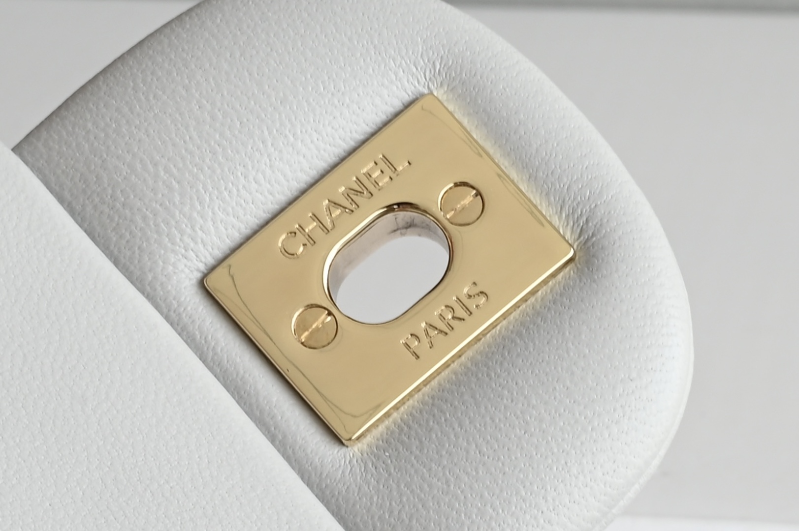 白金版▪️正品级 包装如图全新到货‼️𝟐𝟓𝐏 [升级版] 𝐌𝐢𝐧𝐢口盖包手提手腕 浅灰色带手柄的包包在近