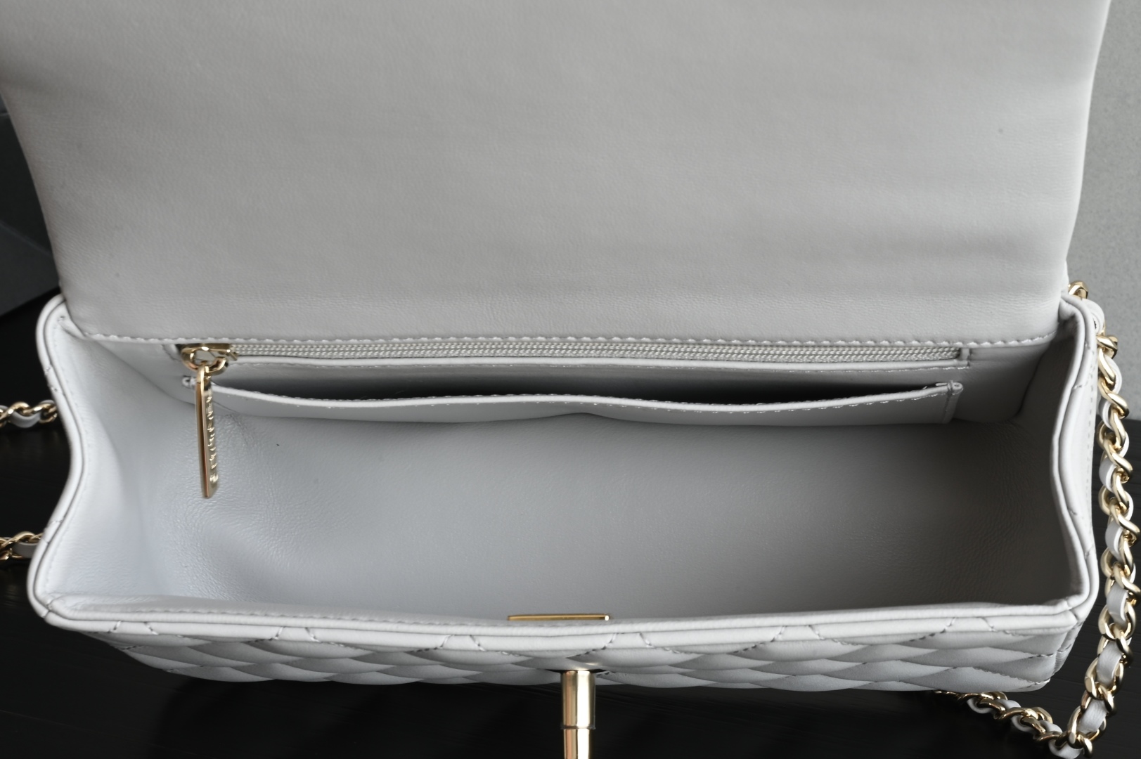 白金版▪️正品级 包装如图全新到货‼️𝟐𝟓𝐏 [升级版] 𝐌𝐢𝐧𝐢口盖包手提手腕 浅灰色带手柄的包包在近