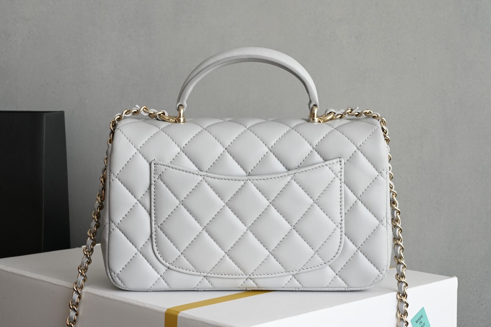 白金版▪️正品级 包装如图全新到货‼️𝟐𝟓𝐏 [升级版] 𝐌𝐢𝐧𝐢口盖包手提手腕 浅灰色带手柄的包包在近